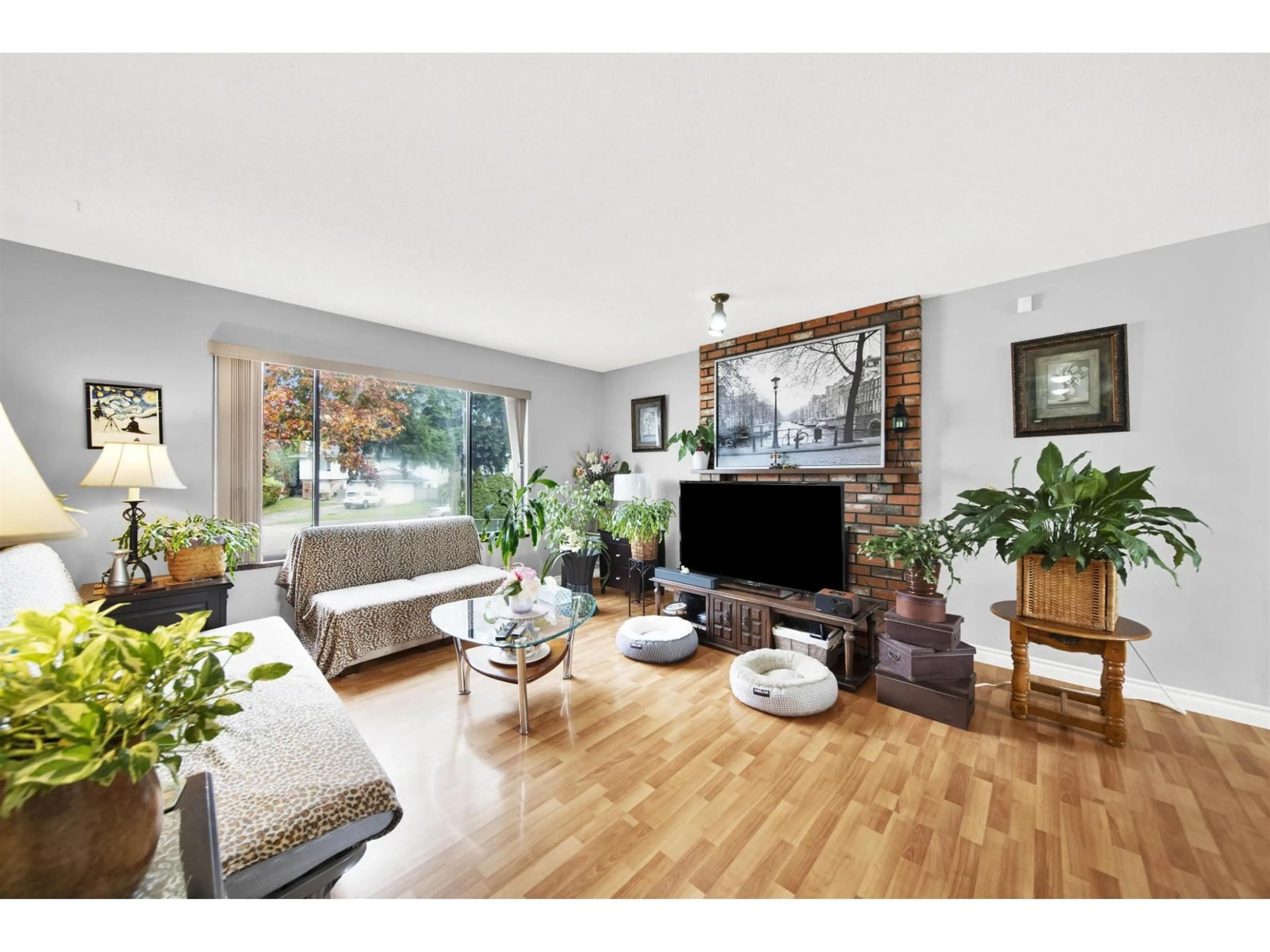 Living room with furniture, wood/laminate floor for 11918 72A, Delta British Columbia V4C1B5