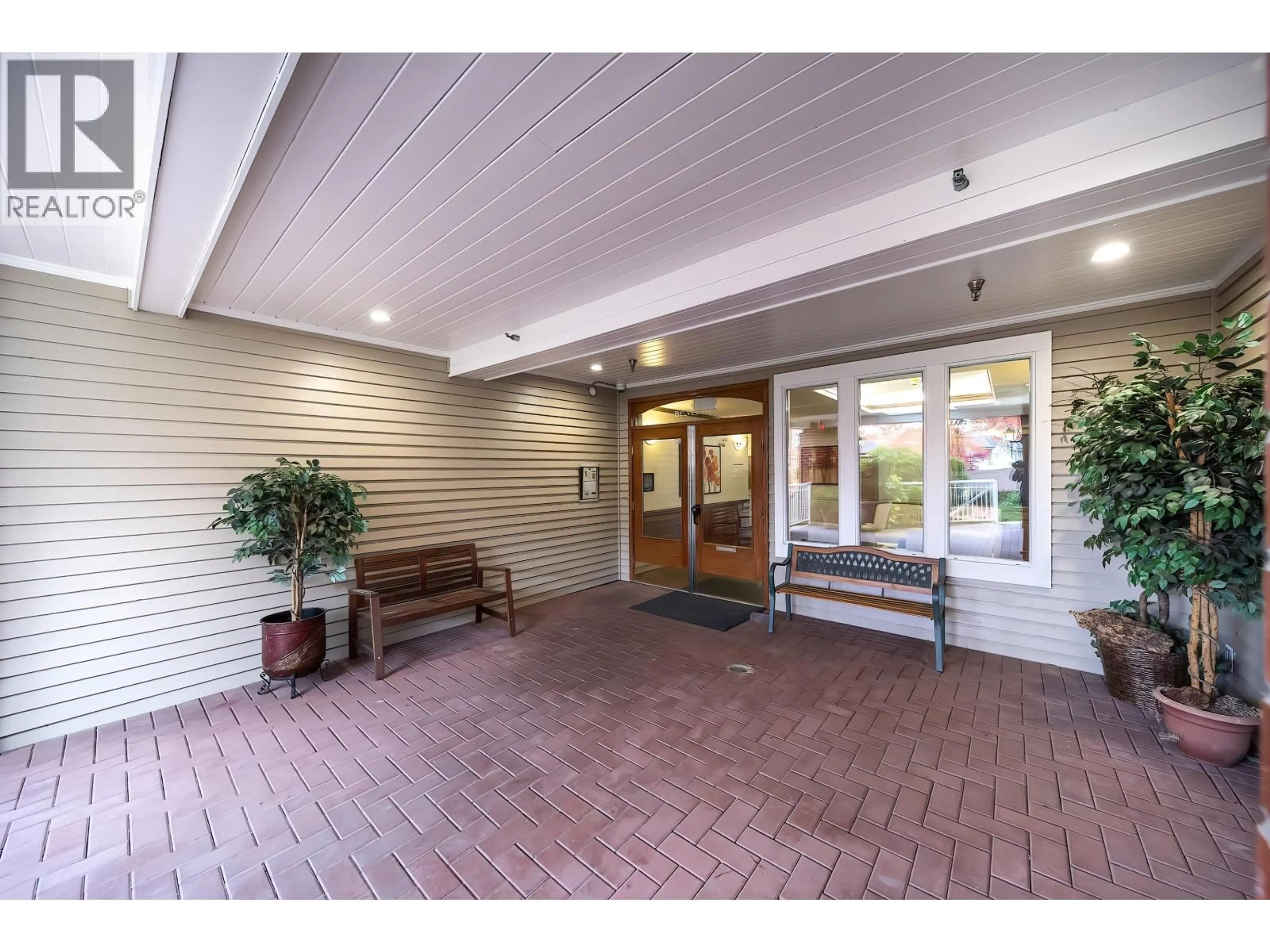 Indoor foyer for 203 - 5270 OAKMOUNT CRESCENT, Burnaby British Columbia V5H4S1