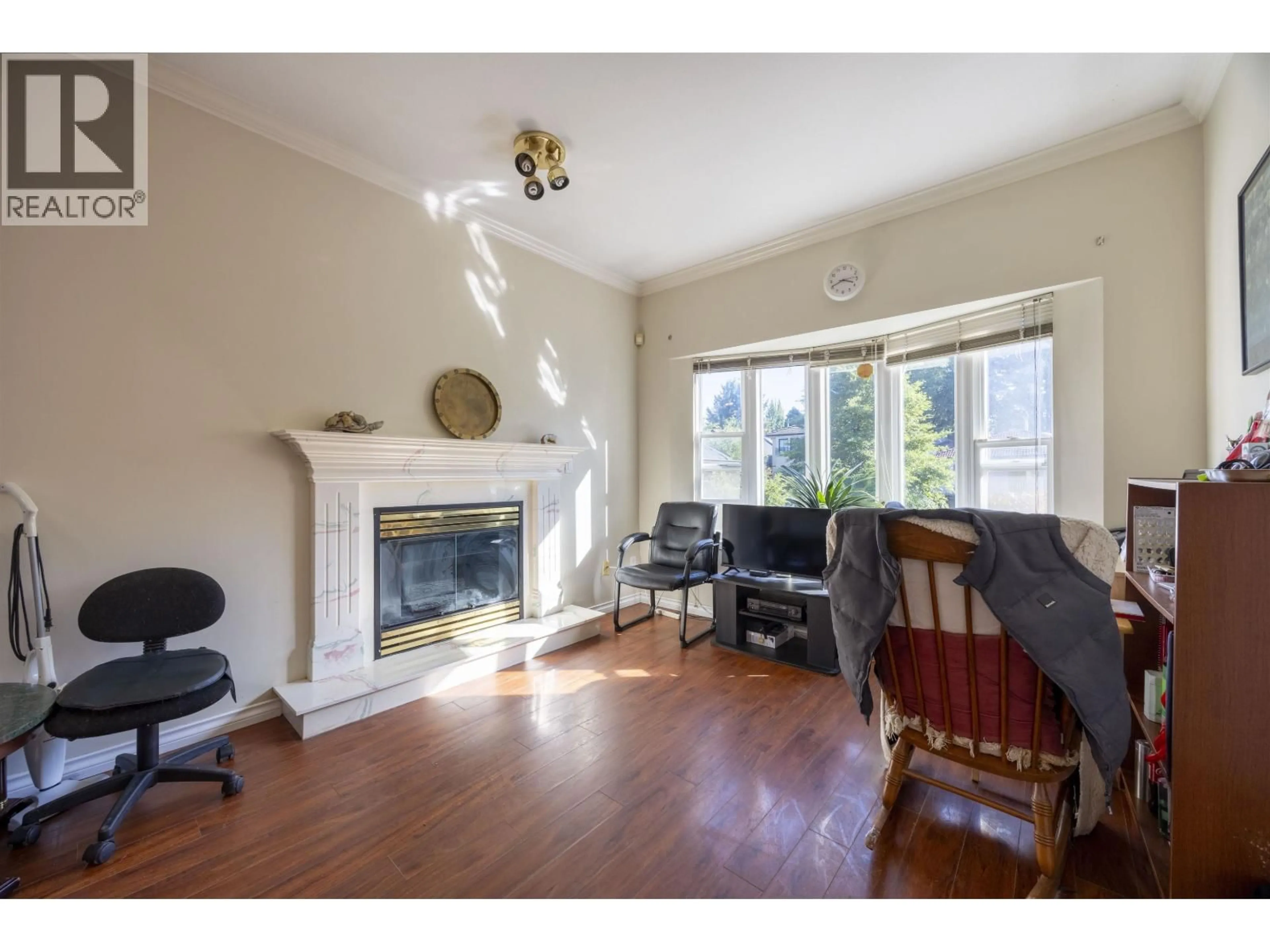 Living room with furniture, wood/laminate floor for 739 20TH AVENUE, Vancouver British Columbia V5V1N2