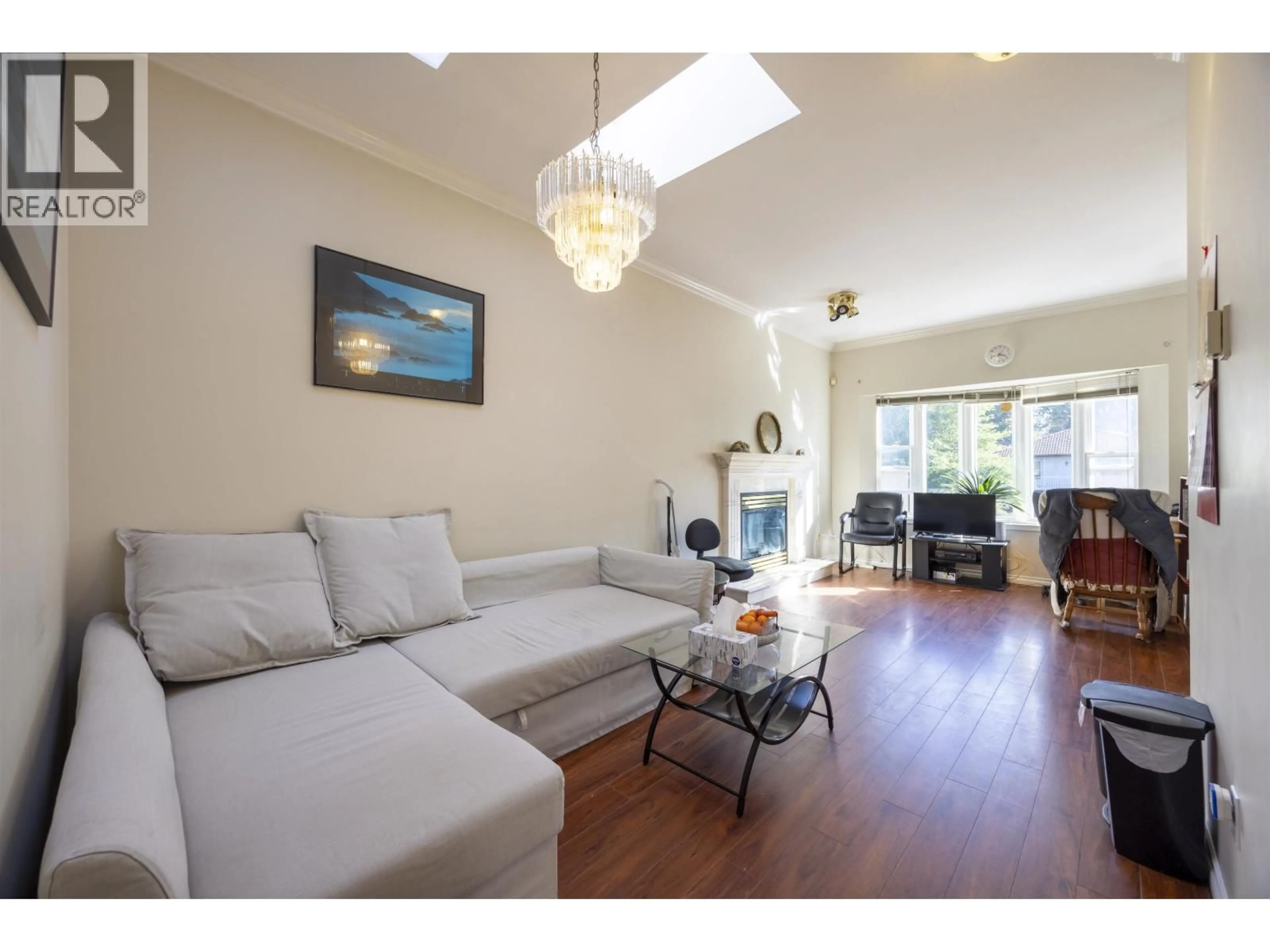 Living room with furniture, wood/laminate floor for 739 20TH AVENUE, Vancouver British Columbia V5V1N2