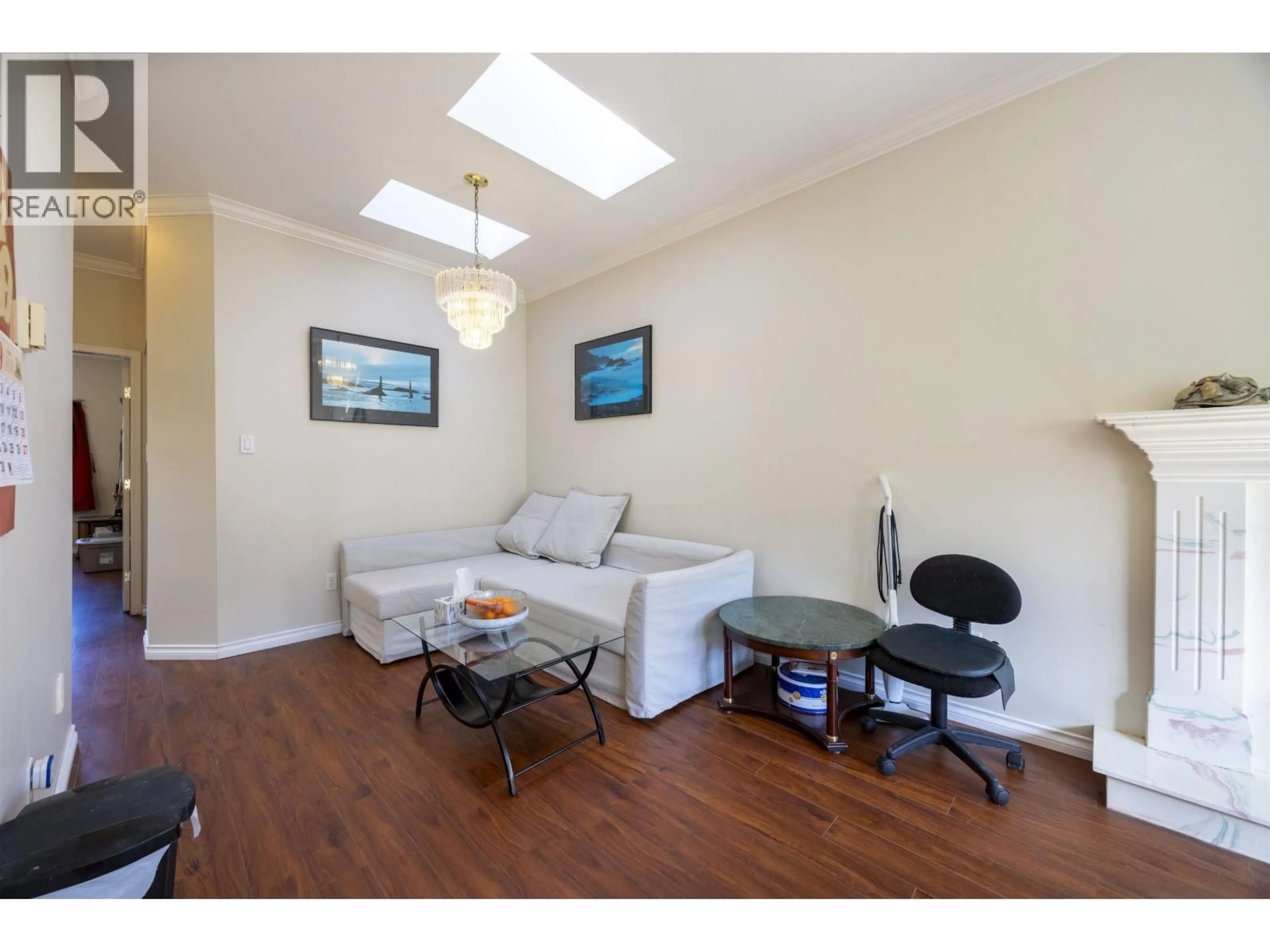 Living room with furniture, wood/laminate floor for 739 20TH AVENUE, Vancouver British Columbia V5V1N2