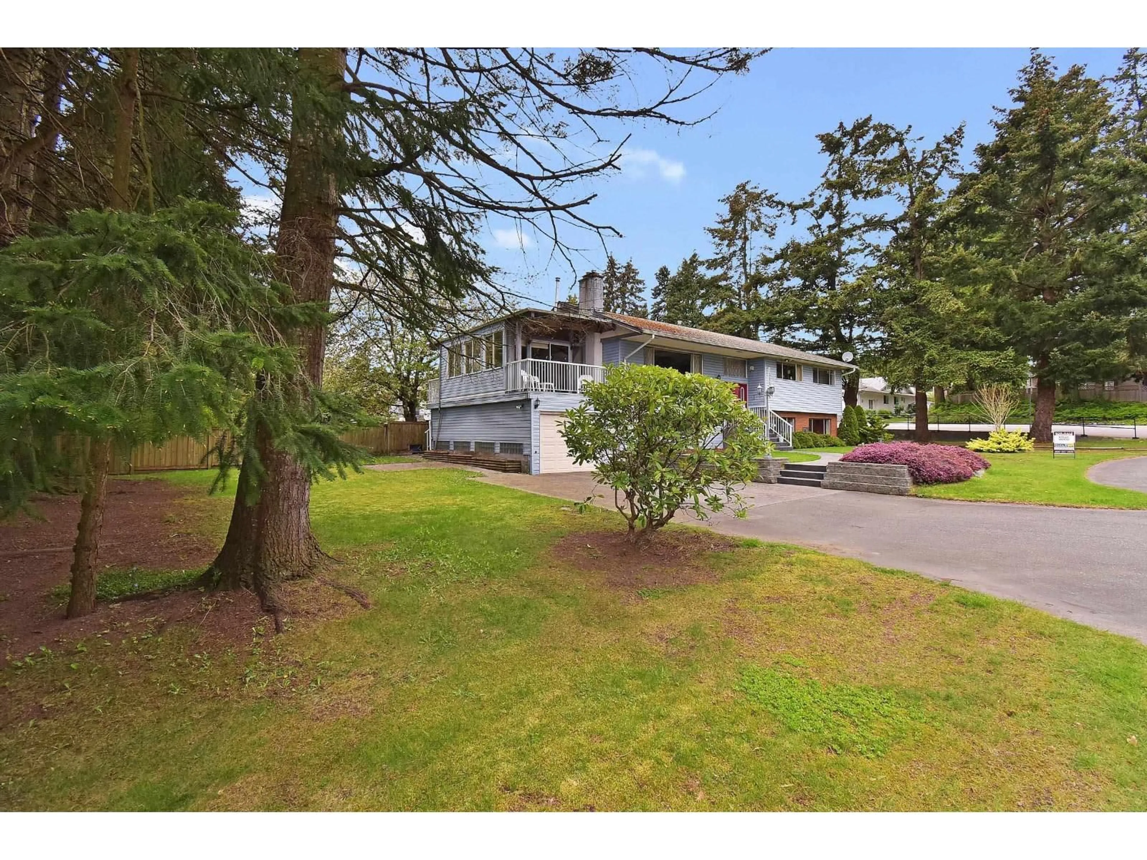 A pic from outside/outdoor area/front of a property/back of a property/a pic from drone, street for 1589 LANCASTER, White Rock British Columbia V4B3H6