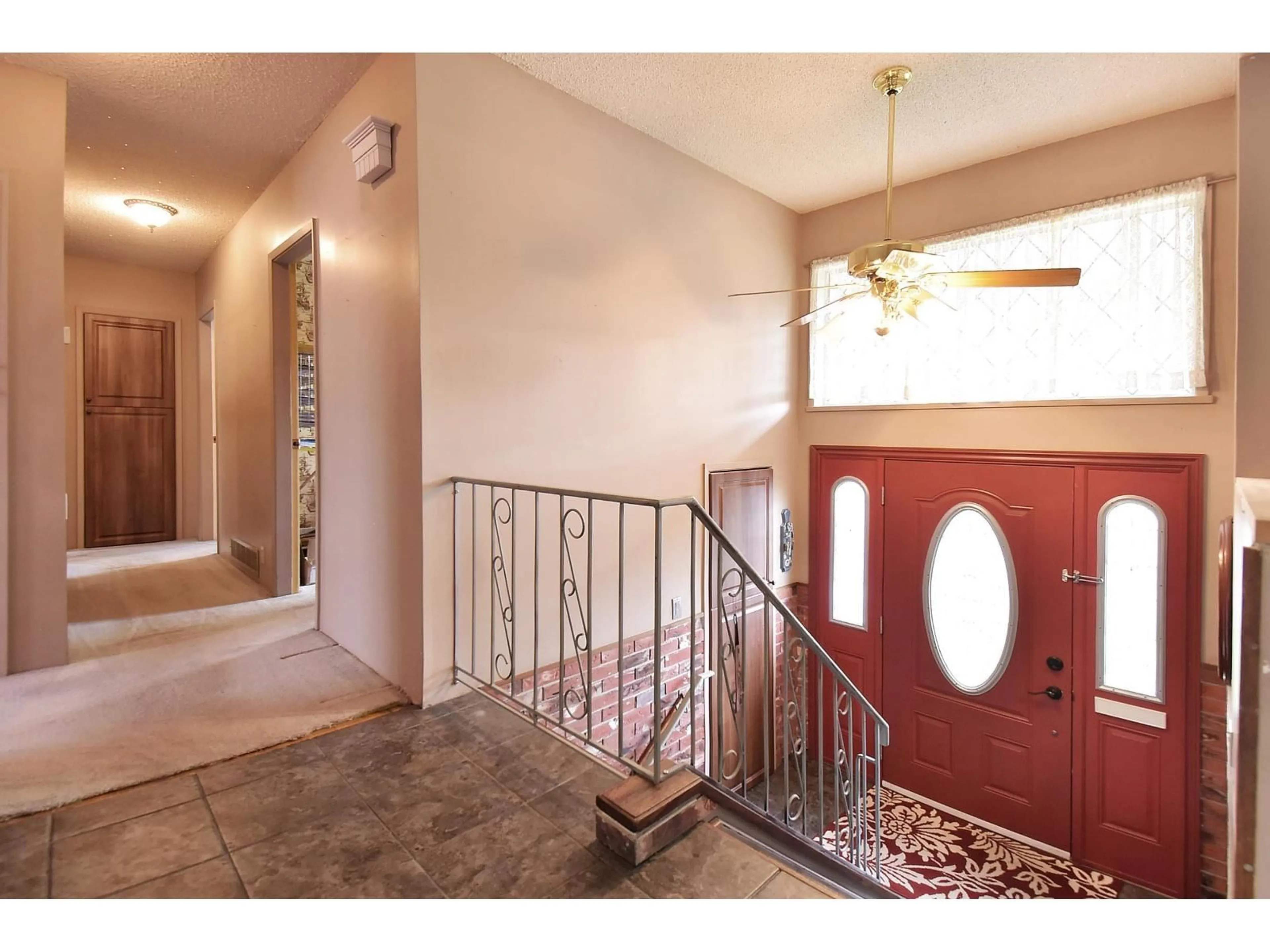 Indoor entryway for 1589 LANCASTER, White Rock British Columbia V4B3H6