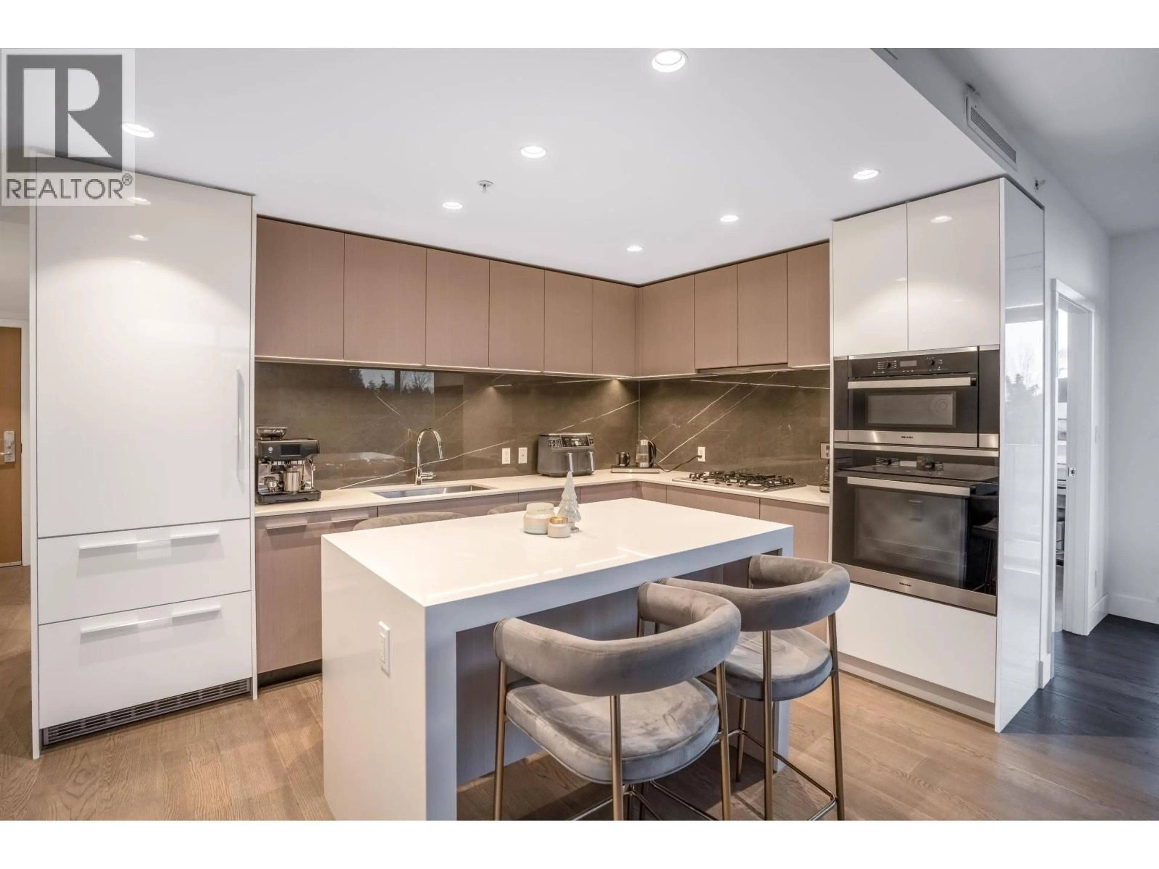 Contemporary kitchen, unknown for 306 - 1675 LIONS GATE LANE, North Vancouver British Columbia V7P3B4