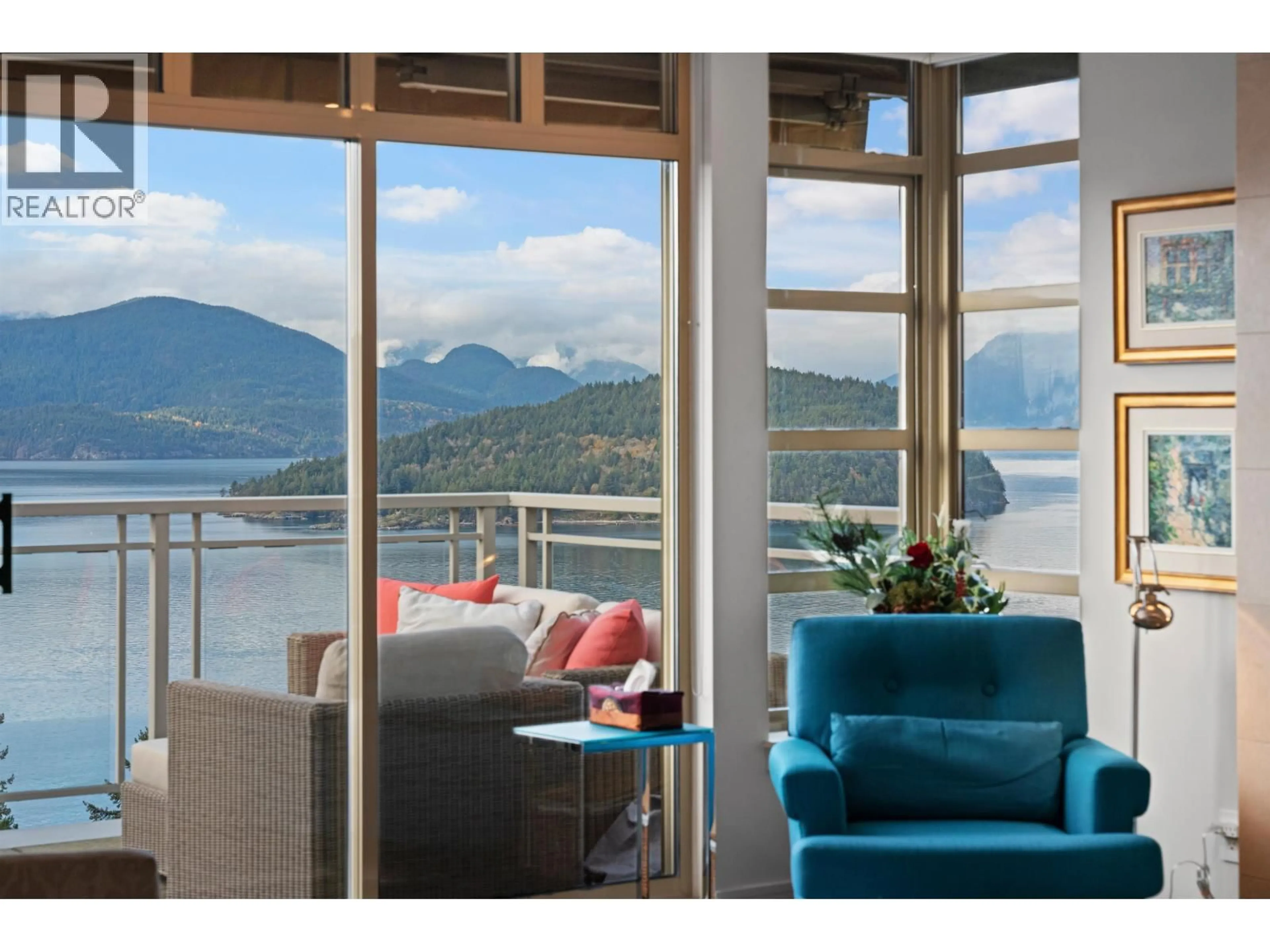 Living room with furniture, wood/laminate floor for 8683 SEASCAPE DRIVE, West Vancouver British Columbia V7W3J7