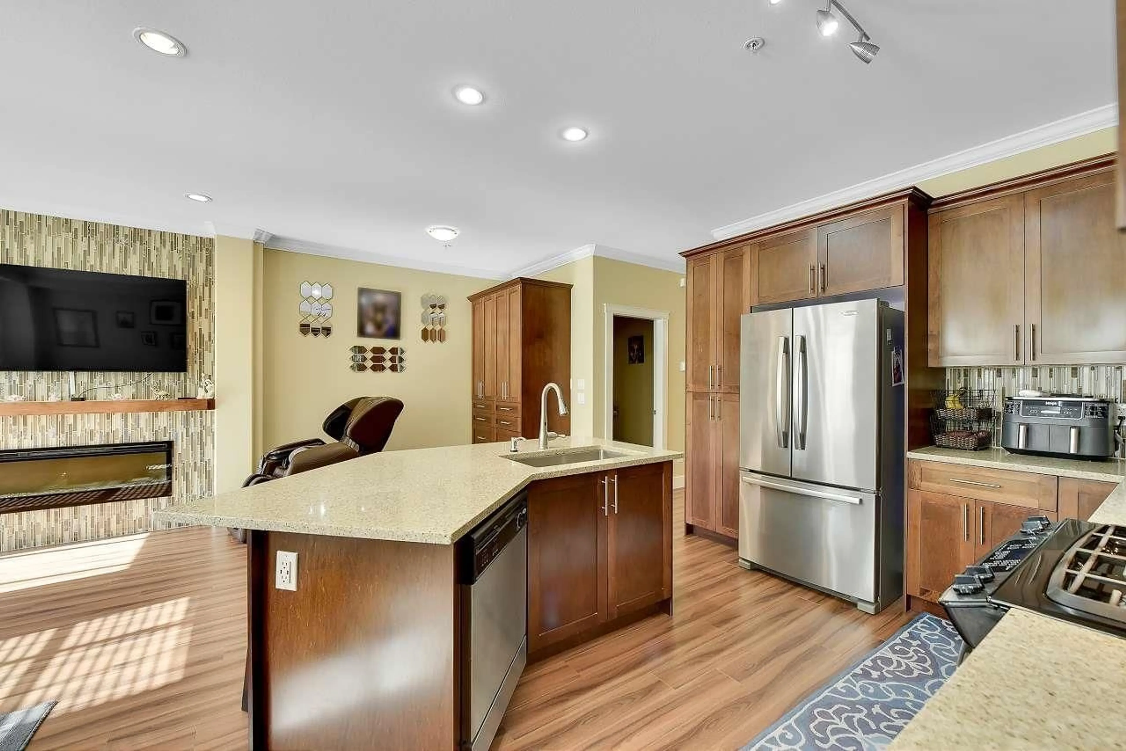 Open concept kitchen, unknown for 21136 80A, Langley British Columbia V2Y0J5