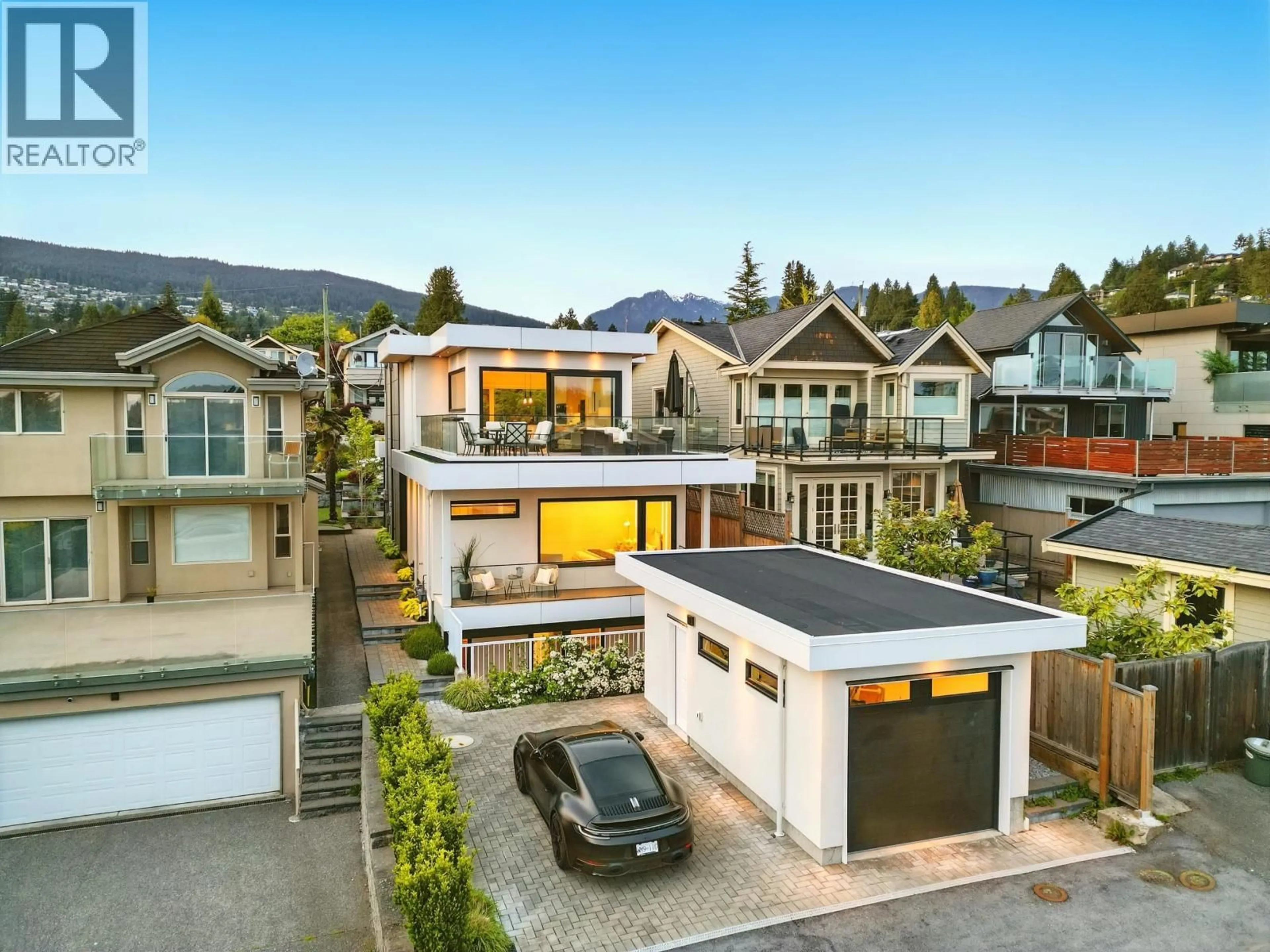 A pic from outside/outdoor area/front of a property/back of a property/a pic from drone, street for 1236 DUCHESS AVENUE, West Vancouver British Columbia V7T1H4