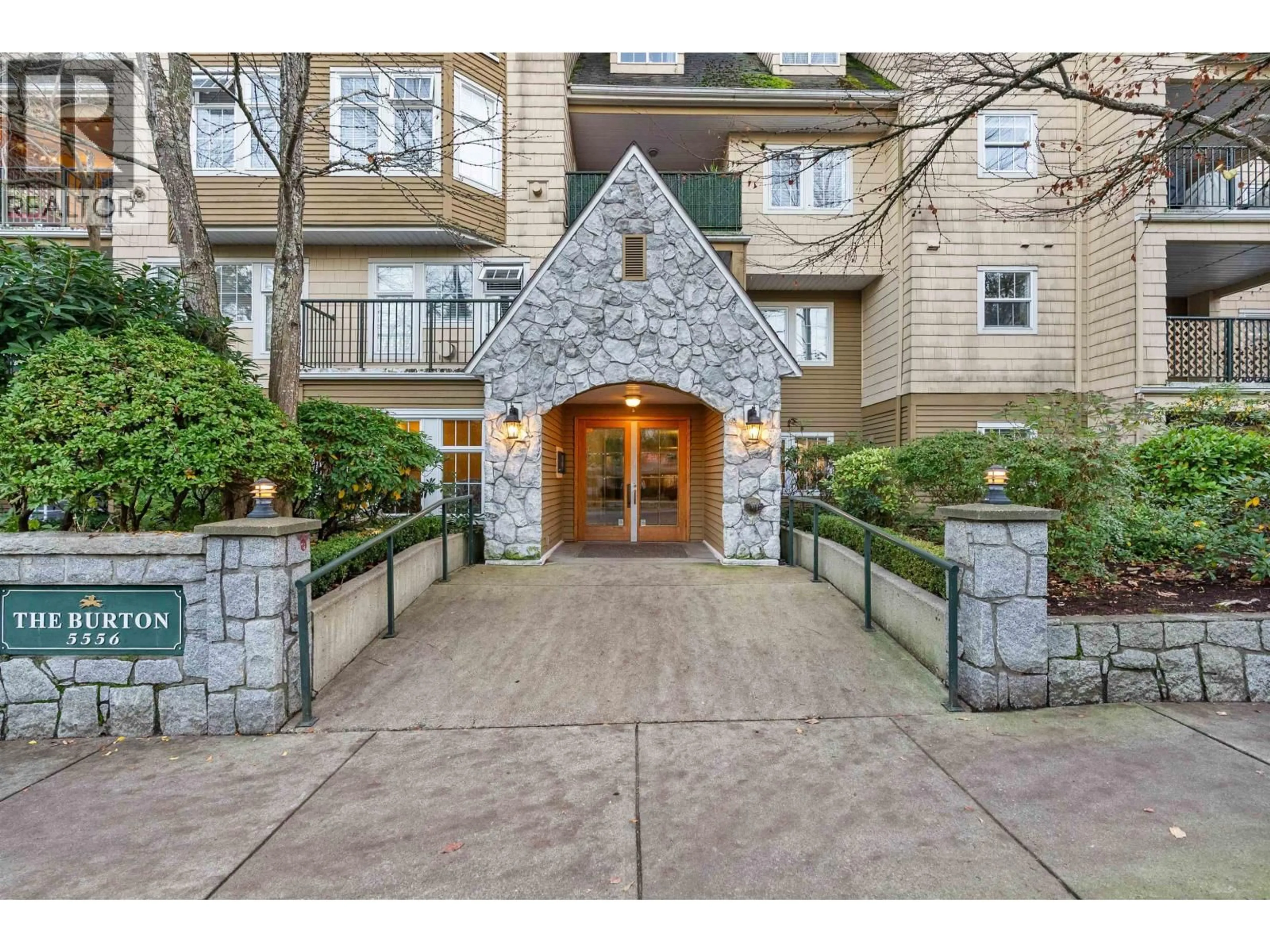 Indoor entryway for 405 - 5556 14 AVENUE, Delta British Columbia V4M4E7