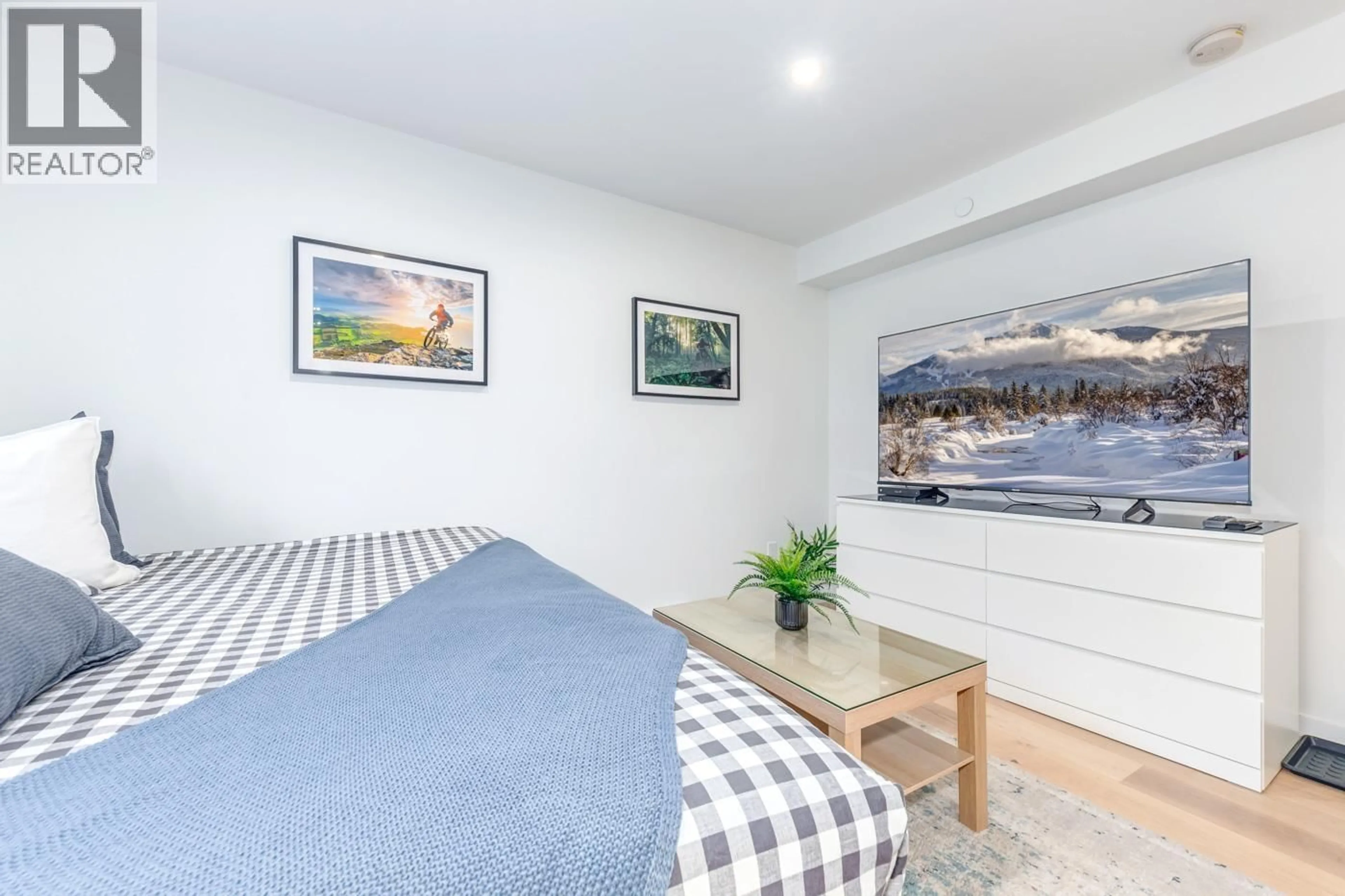 Bedroom with bed, wood/laminate floor for 318 - 2111 WHISTLER ROAD, Whistler British Columbia V8E0A6