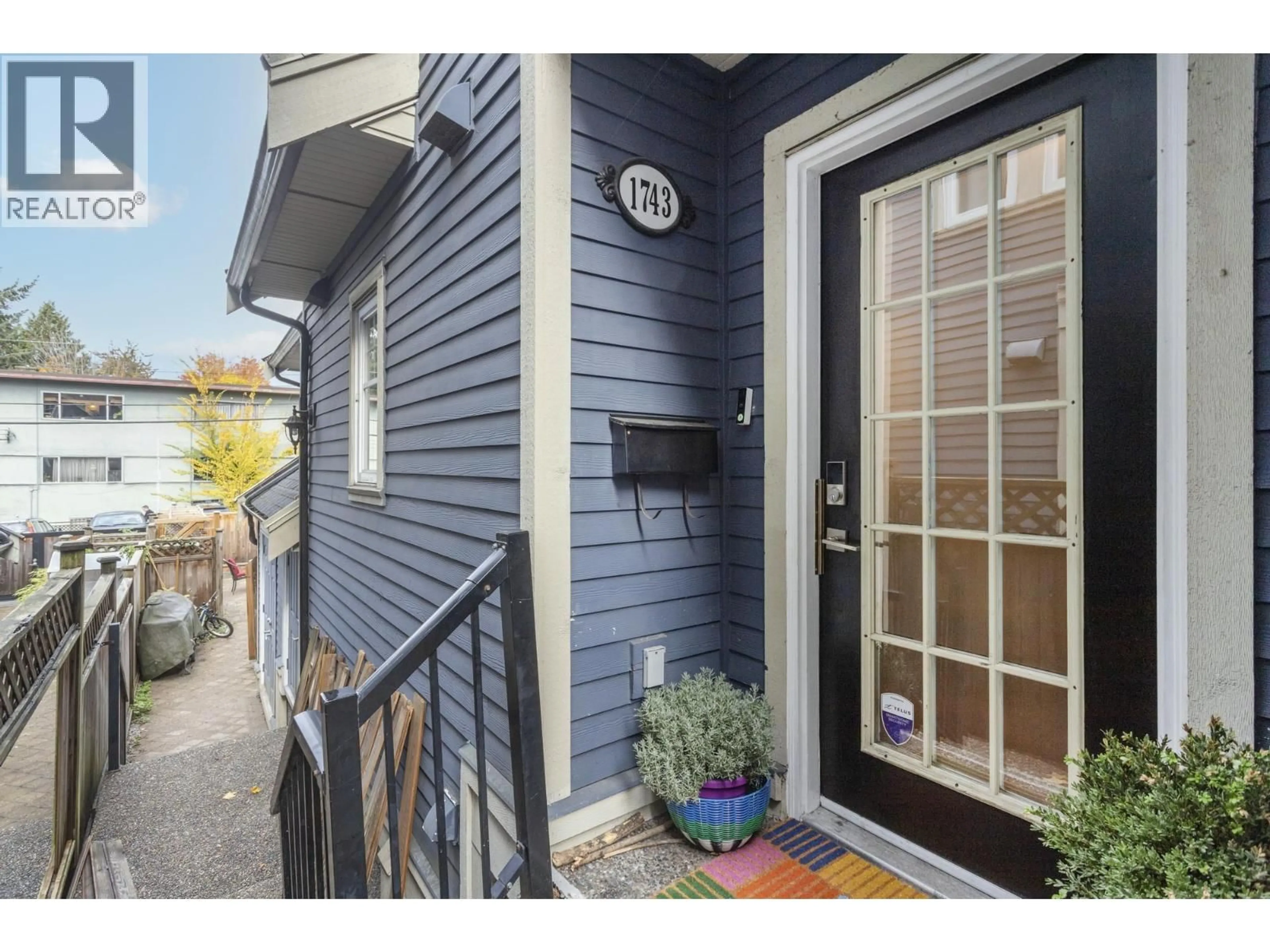 Indoor entryway for 1743 FRANCES STREET, Vancouver British Columbia V5L1Z5