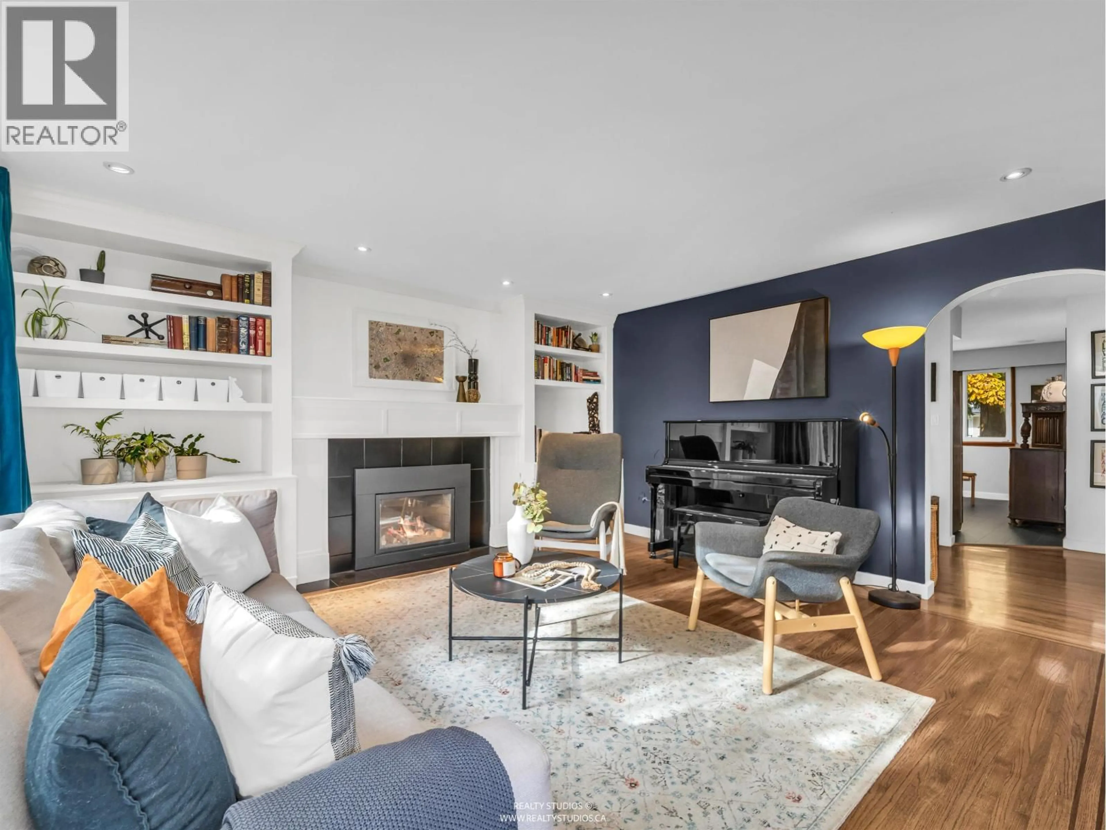 Living room with furniture, wood/laminate floor for 1327 29TH AVENUE, Vancouver British Columbia V5V2T4