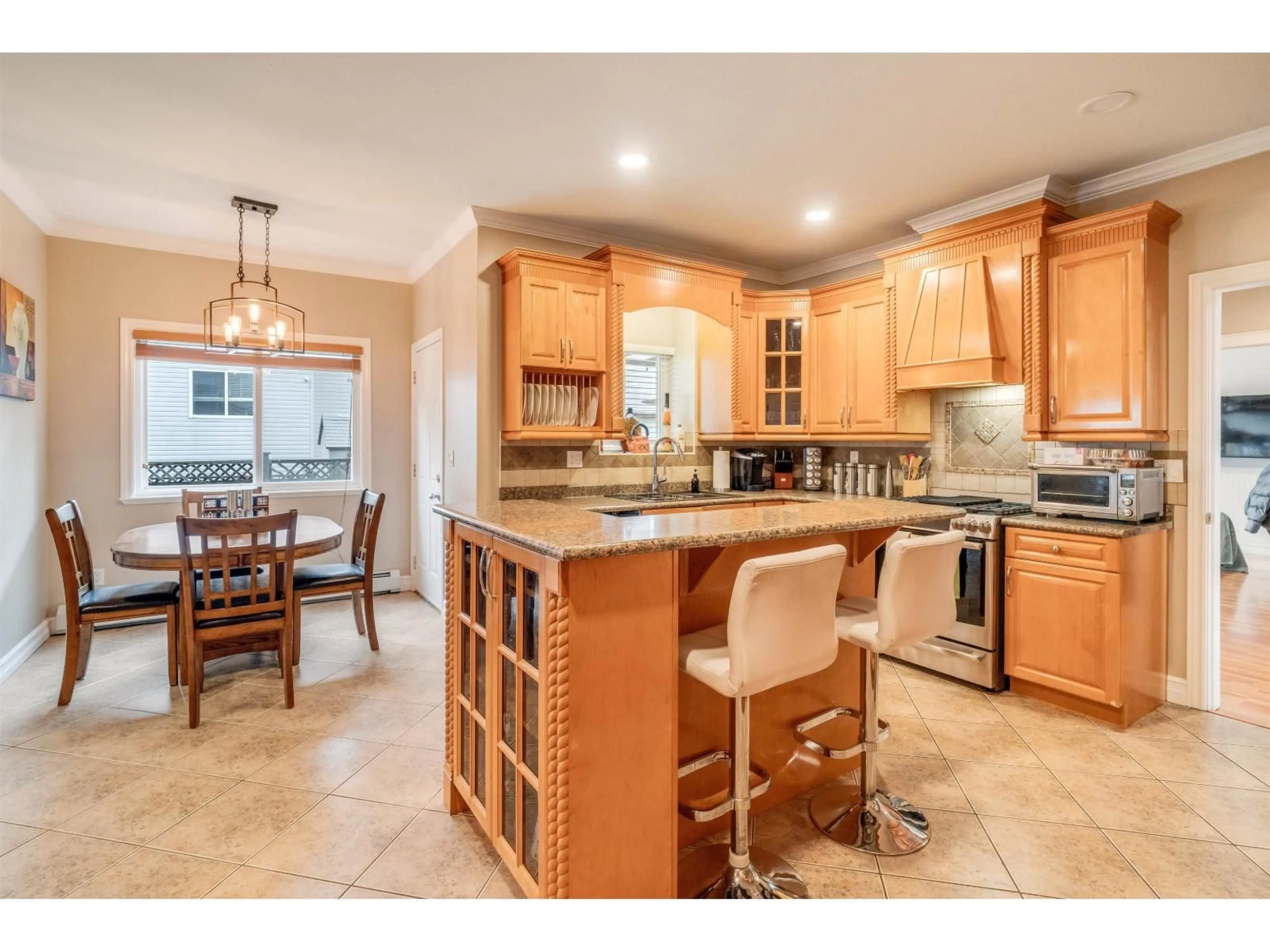 Open concept kitchen, ceramic/tile floor for 14676 79, Surrey British Columbia V3S2W2