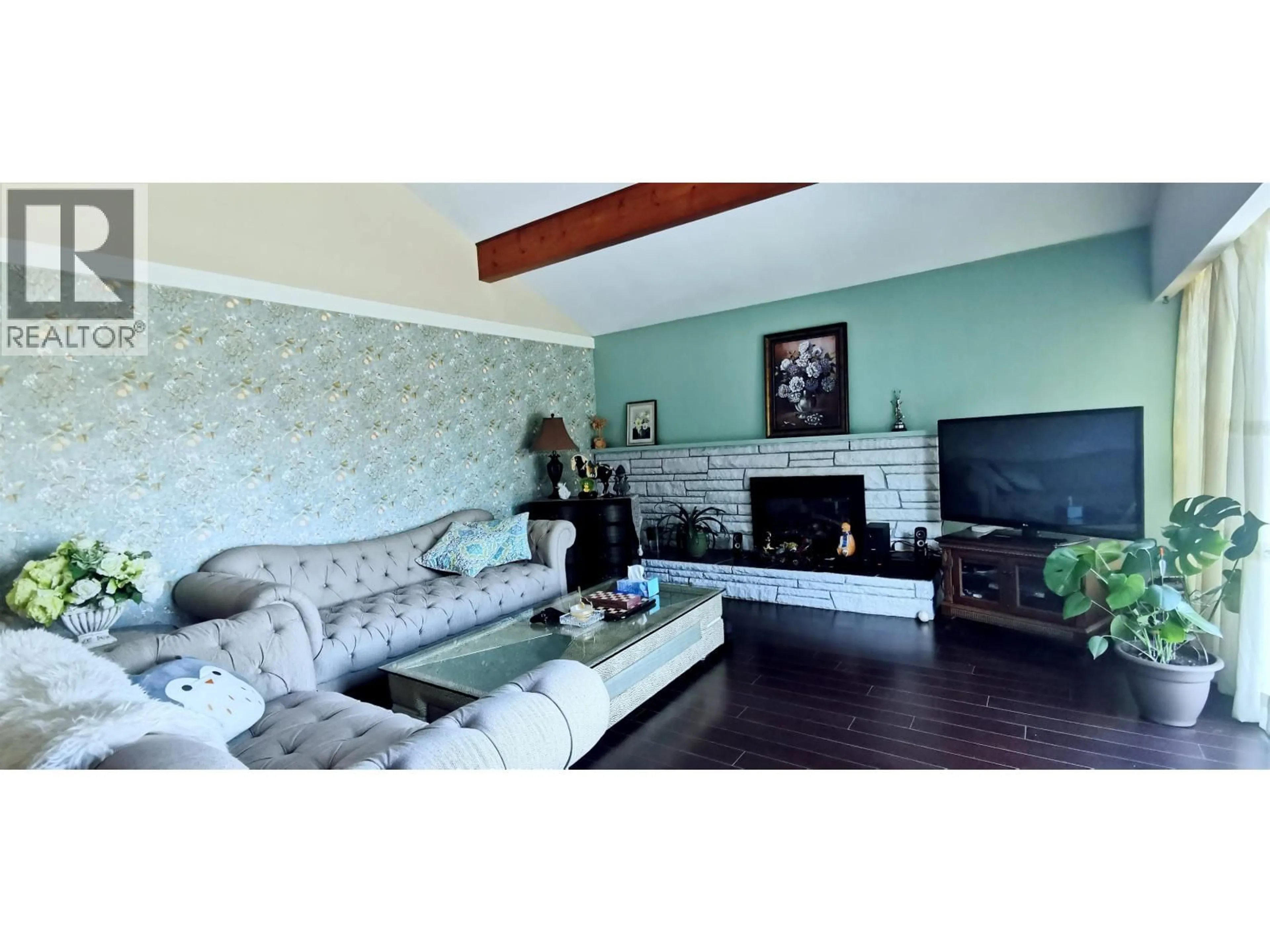 Living room with furniture, wood/laminate floor for 5681 SARDIS CRESCENT, Burnaby British Columbia V5H3K4