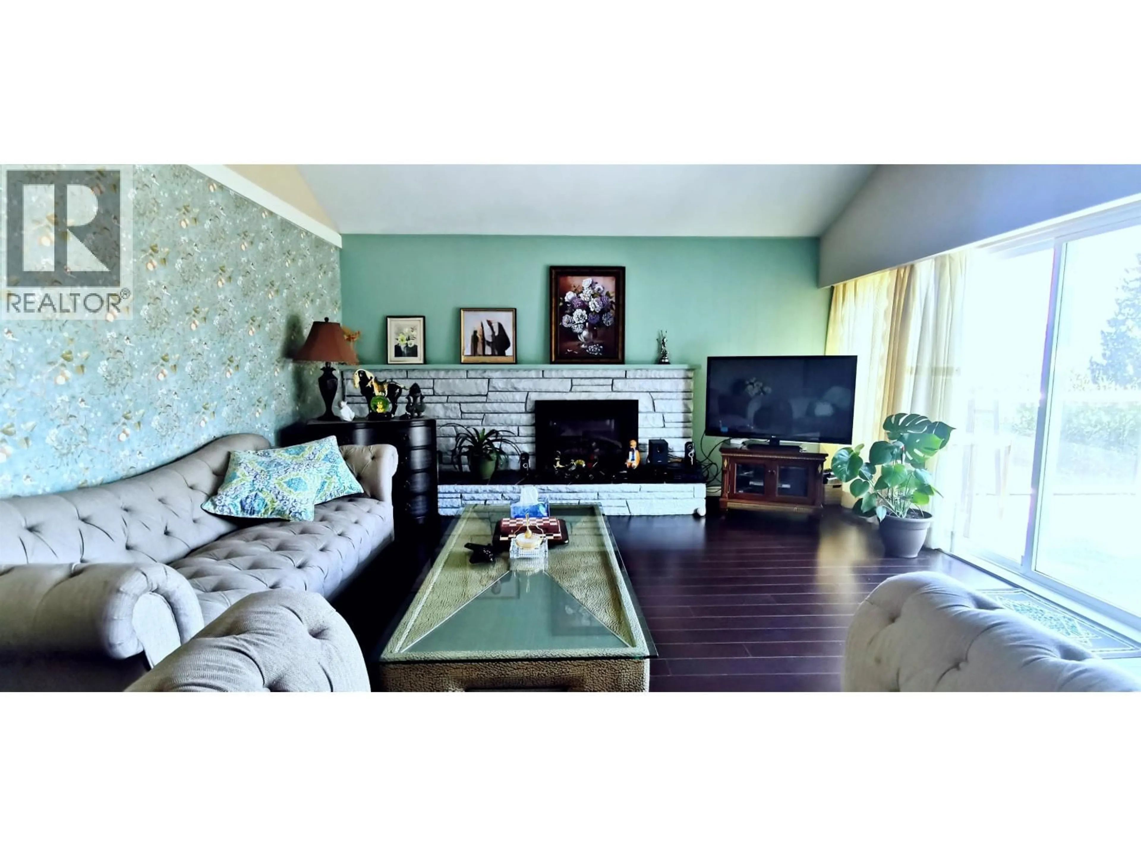 Living room with furniture, wood/laminate floor for 5681 SARDIS CRESCENT, Burnaby British Columbia V5H3K4