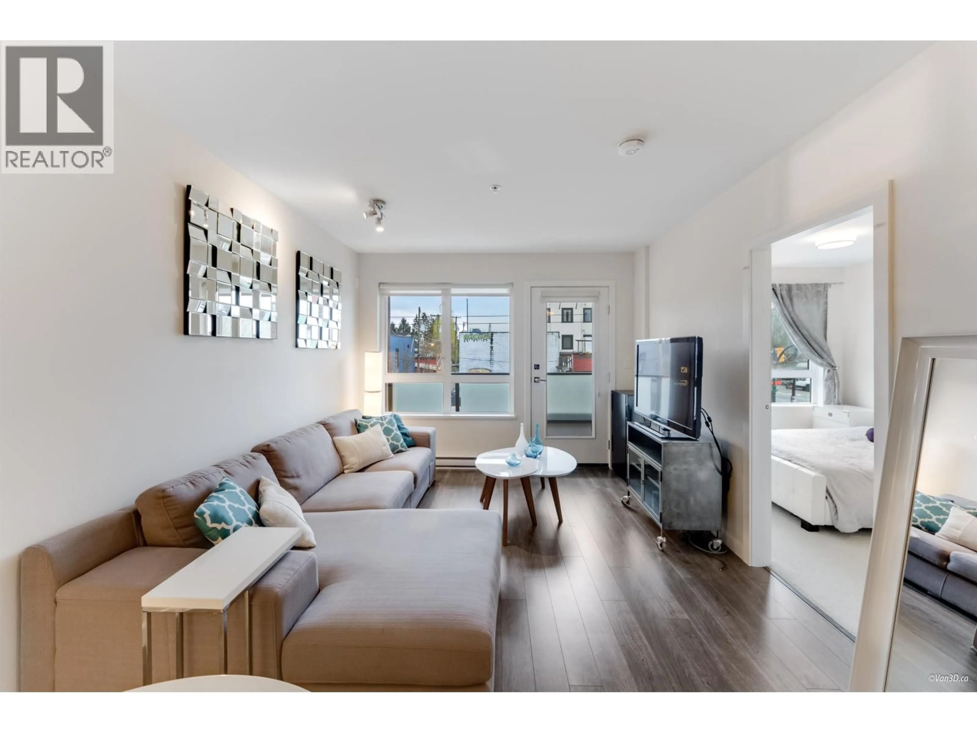 Living room with furniture, wood/laminate floor for 204 - 202 24TH AVENUE, Vancouver British Columbia V5V1Z6