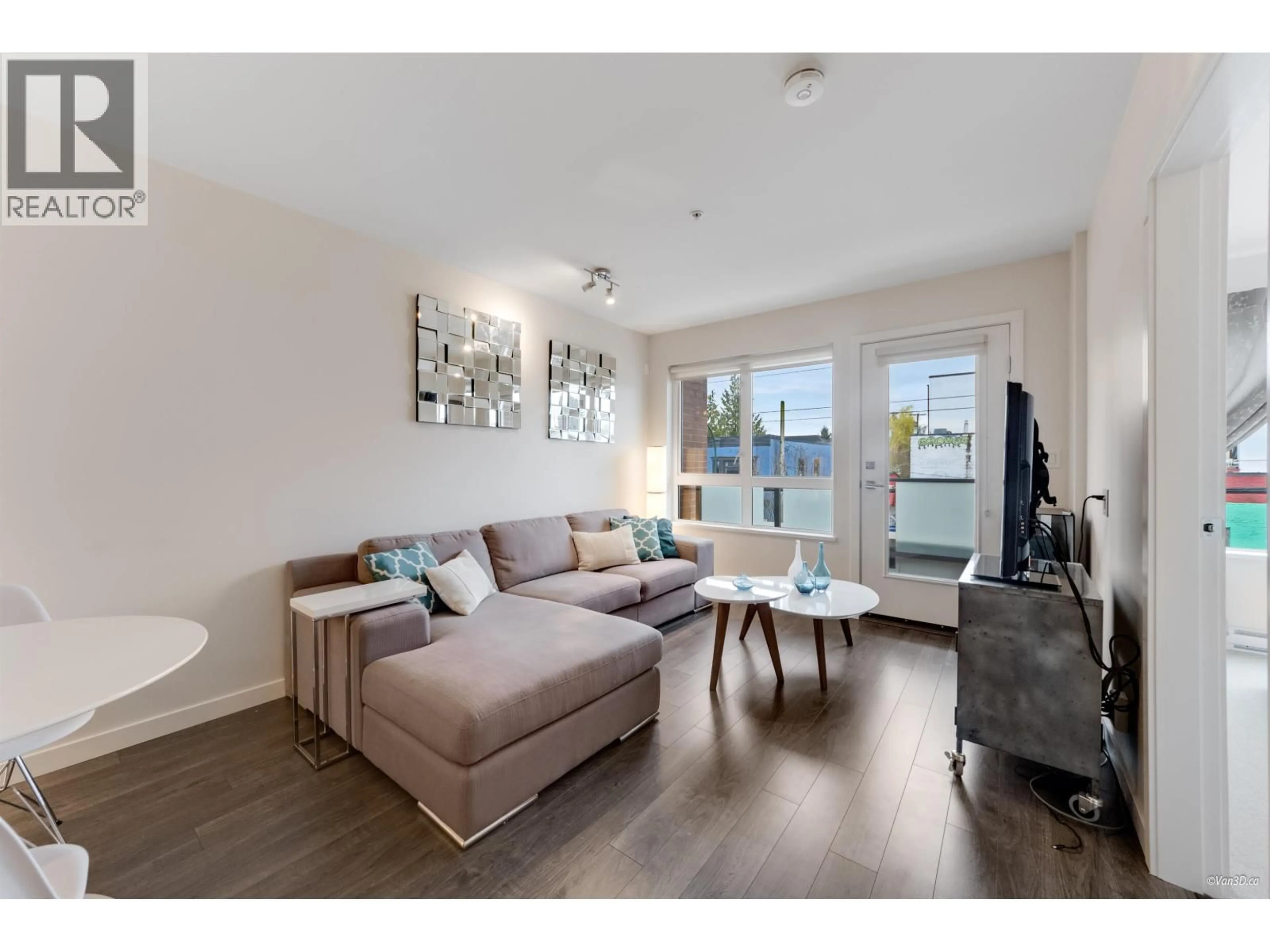 Living room with furniture, wood/laminate floor for 204 - 202 24TH AVENUE, Vancouver British Columbia V5V1Z6