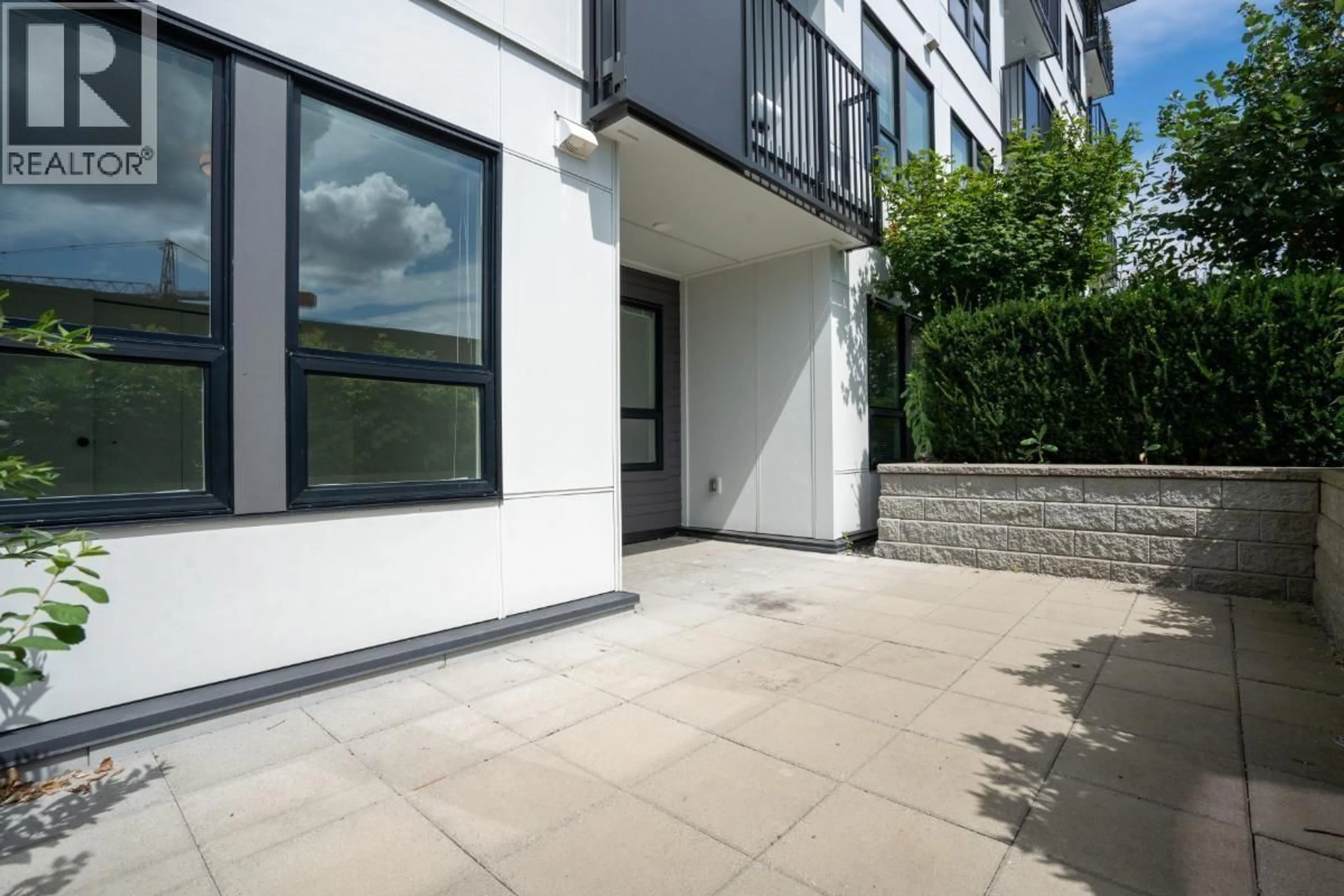 Patio, building for 111 - 9228 SLOPES MEWS, Burnaby British Columbia V5A0E9