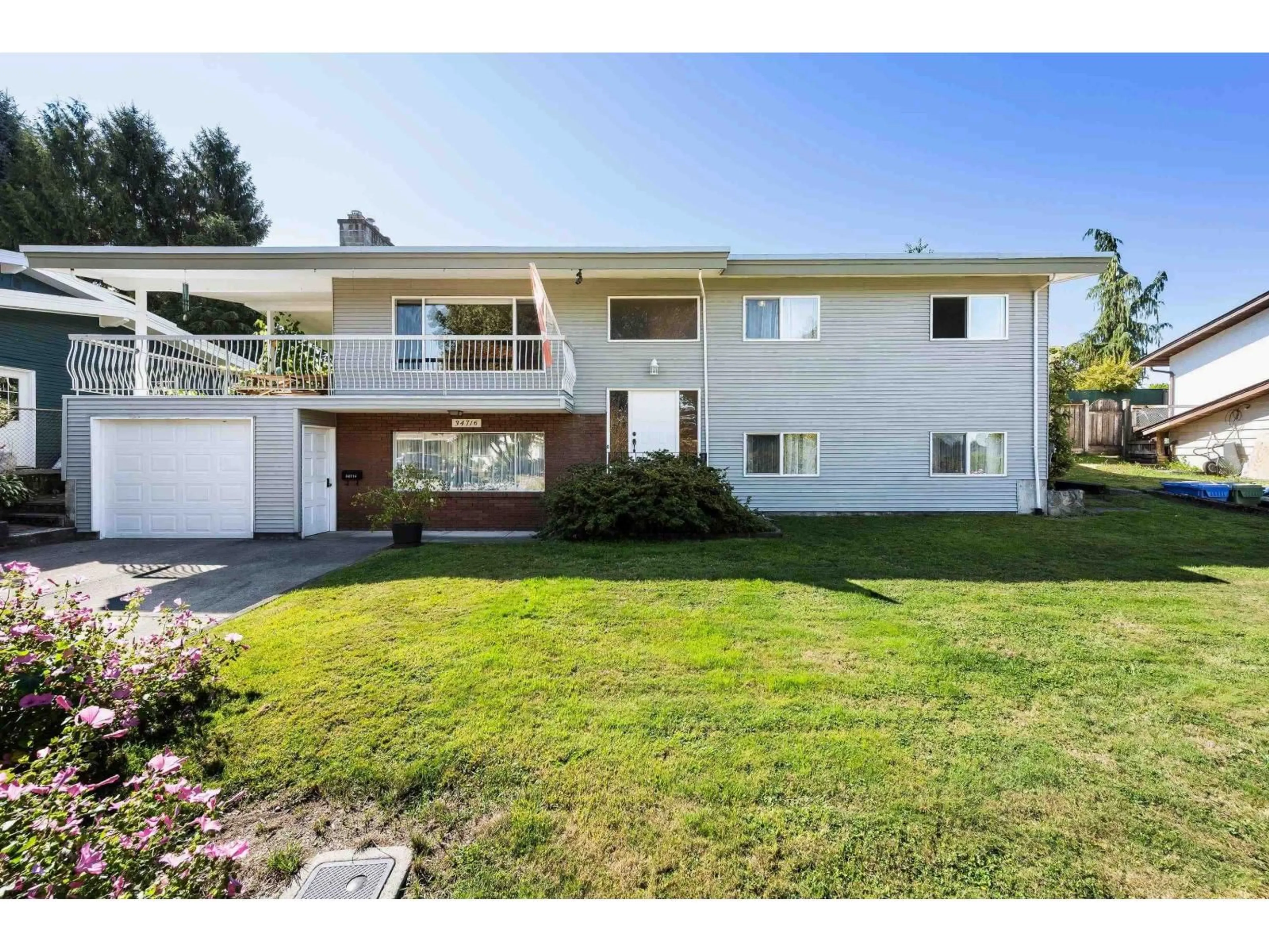 Home with vinyl exterior material, street for 34716 BLATCHFORD, Abbotsford British Columbia V2S6M8