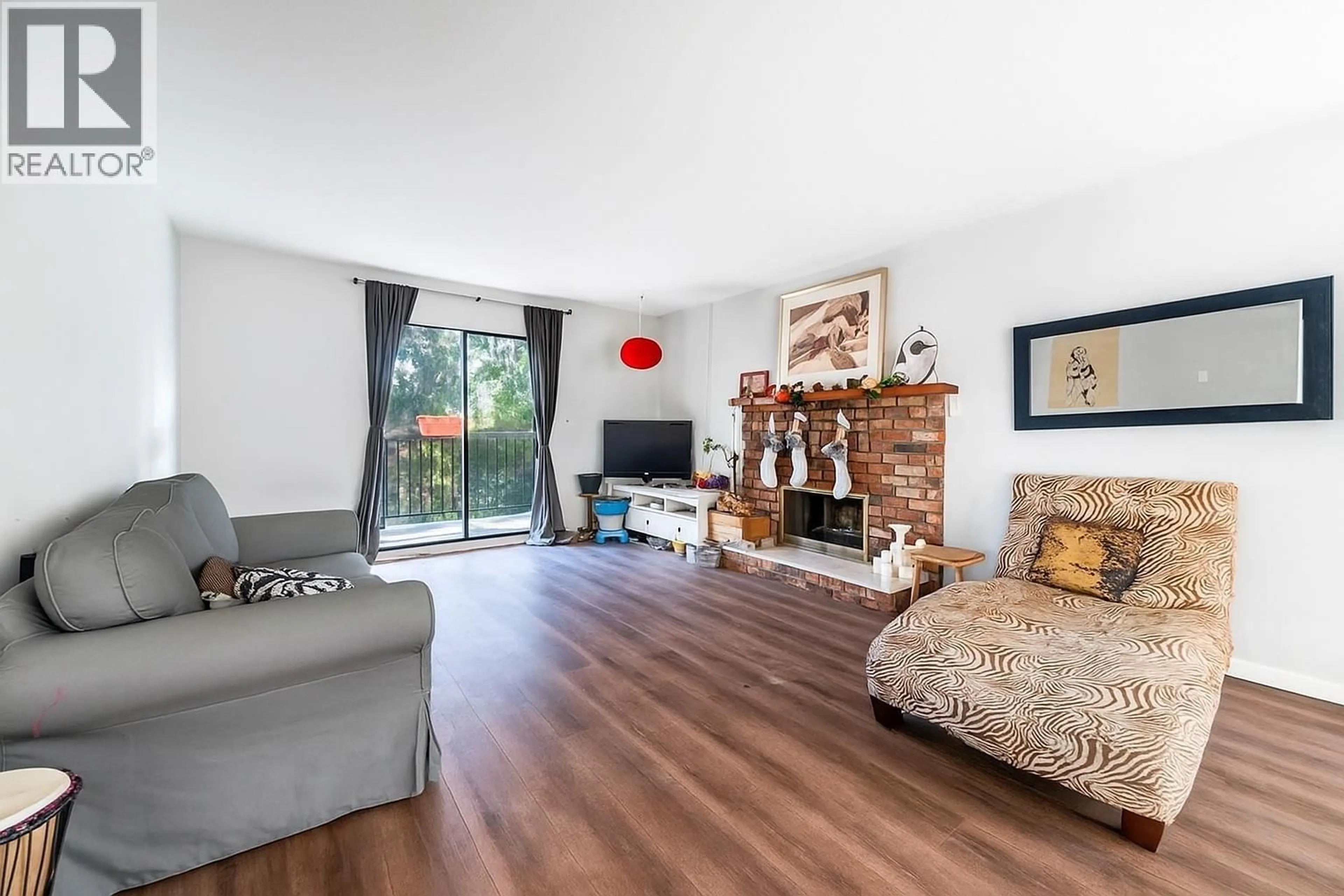 Living room with furniture, wood/laminate floor for 3003 SUNNYHURST ROAD, North Vancouver British Columbia V7K2G4