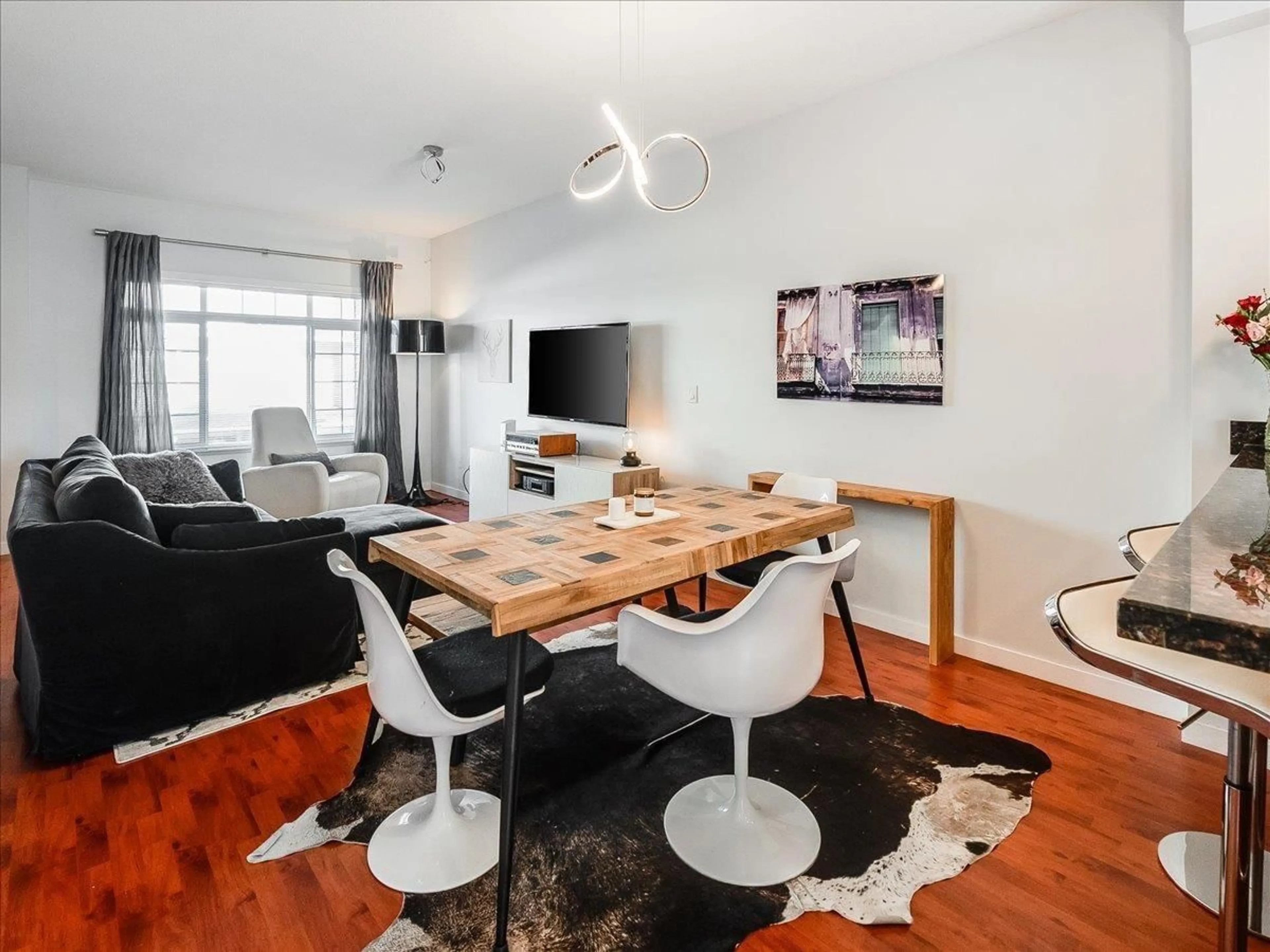 Living room with furniture, wood/laminate floor for 18 - 6852 193, Surrey British Columbia V4N0C8
