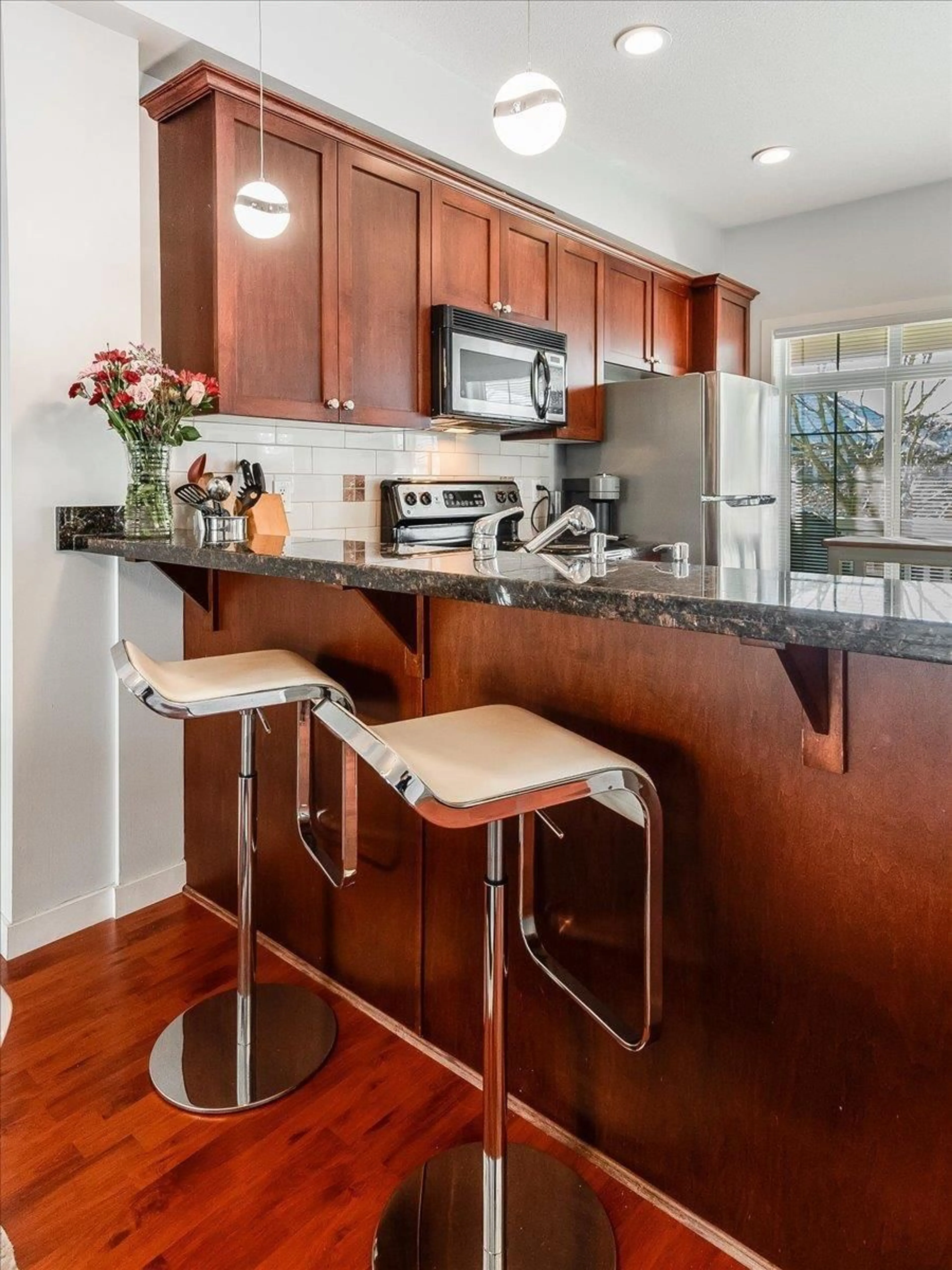 Open concept kitchen, wood/laminate floor for 18 - 6852 193, Surrey British Columbia V4N0C8