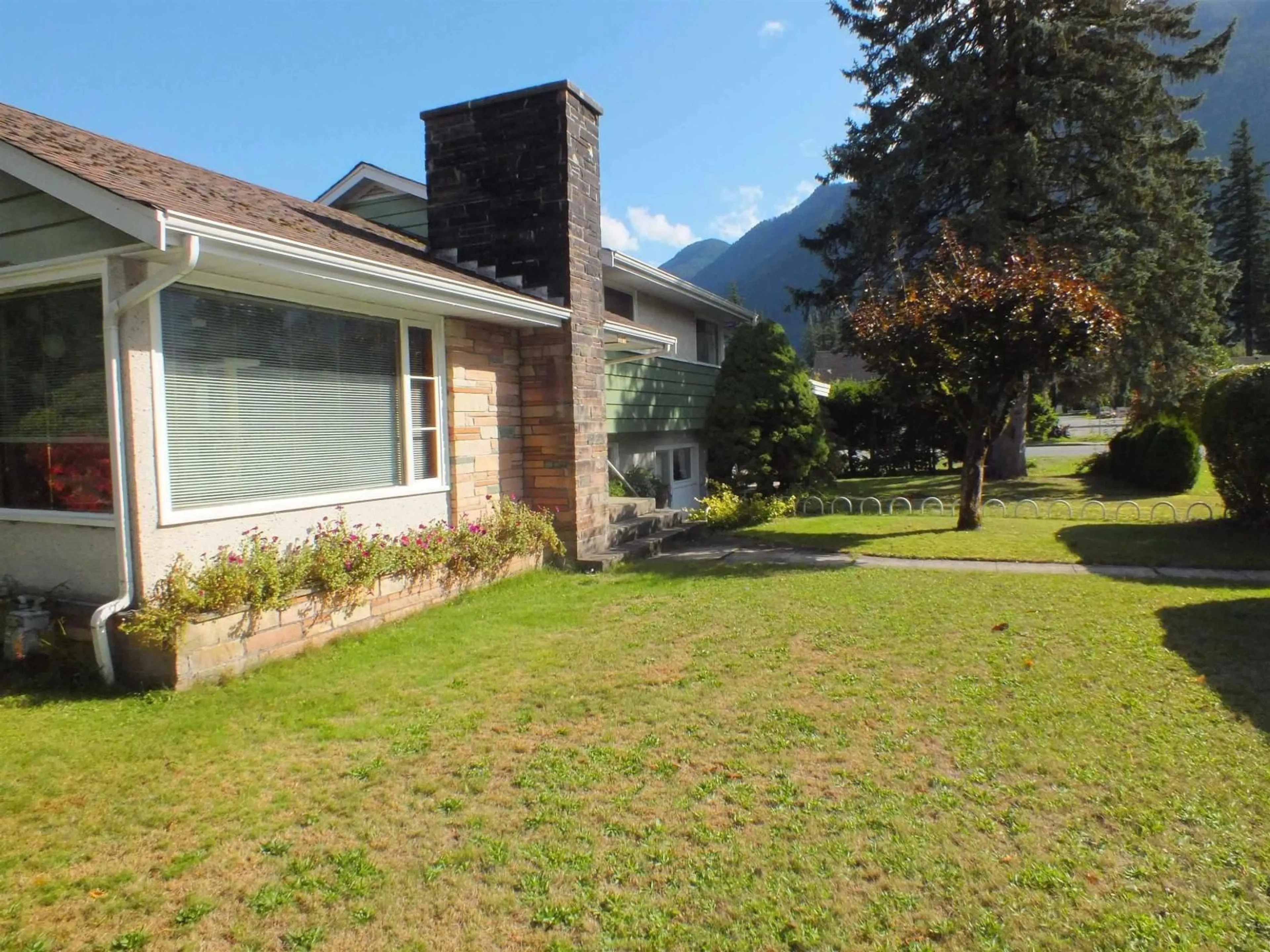 A pic from outside/outdoor area/front of a property/back of a property/a pic from drone, mountain view for 547 HEMLOCK AVENUE, Hope British Columbia V0X1L0