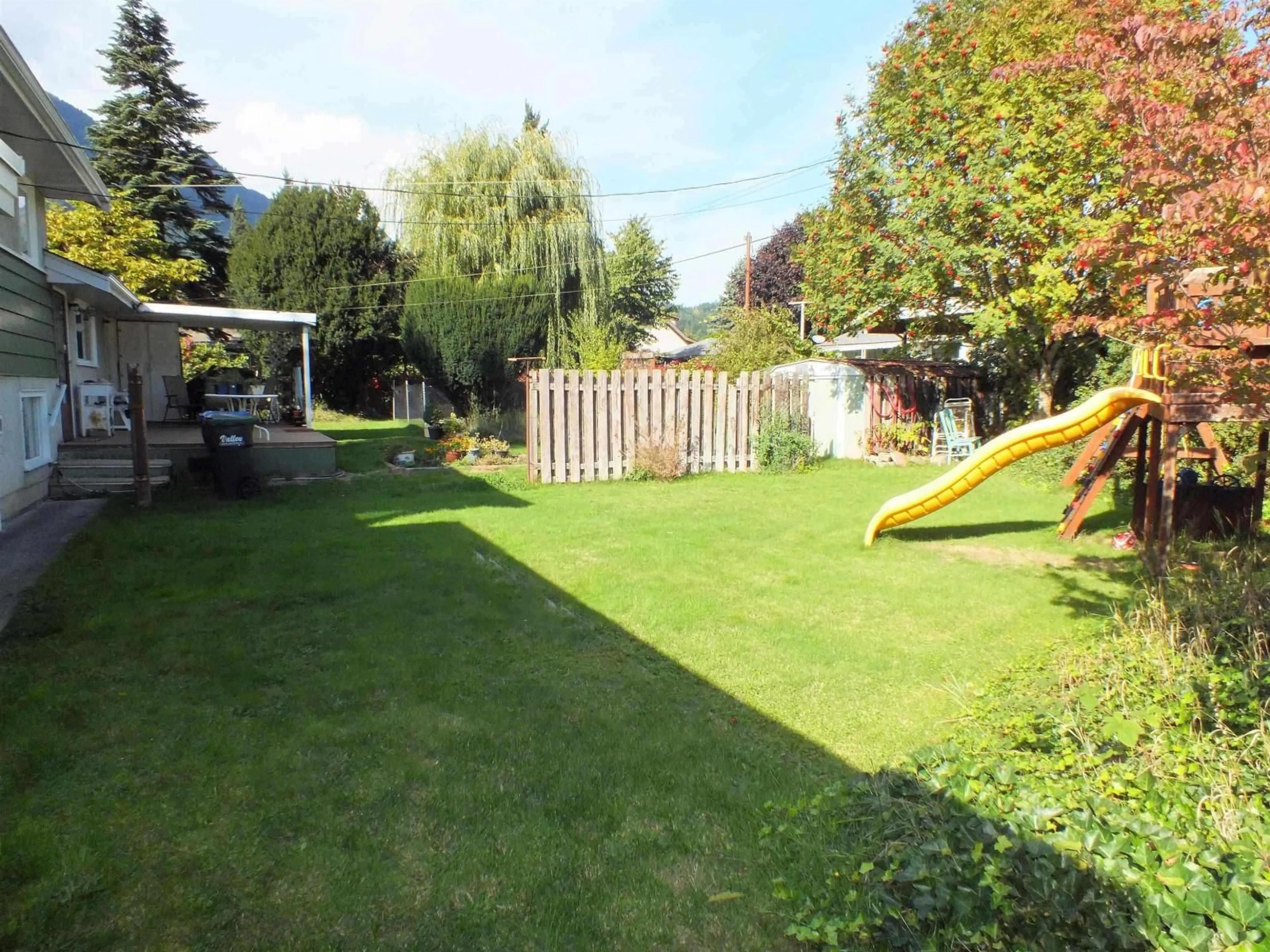 A pic from outside/outdoor area/front of a property/back of a property/a pic from drone, street for 547 HEMLOCK AVENUE, Hope British Columbia V0X1L0