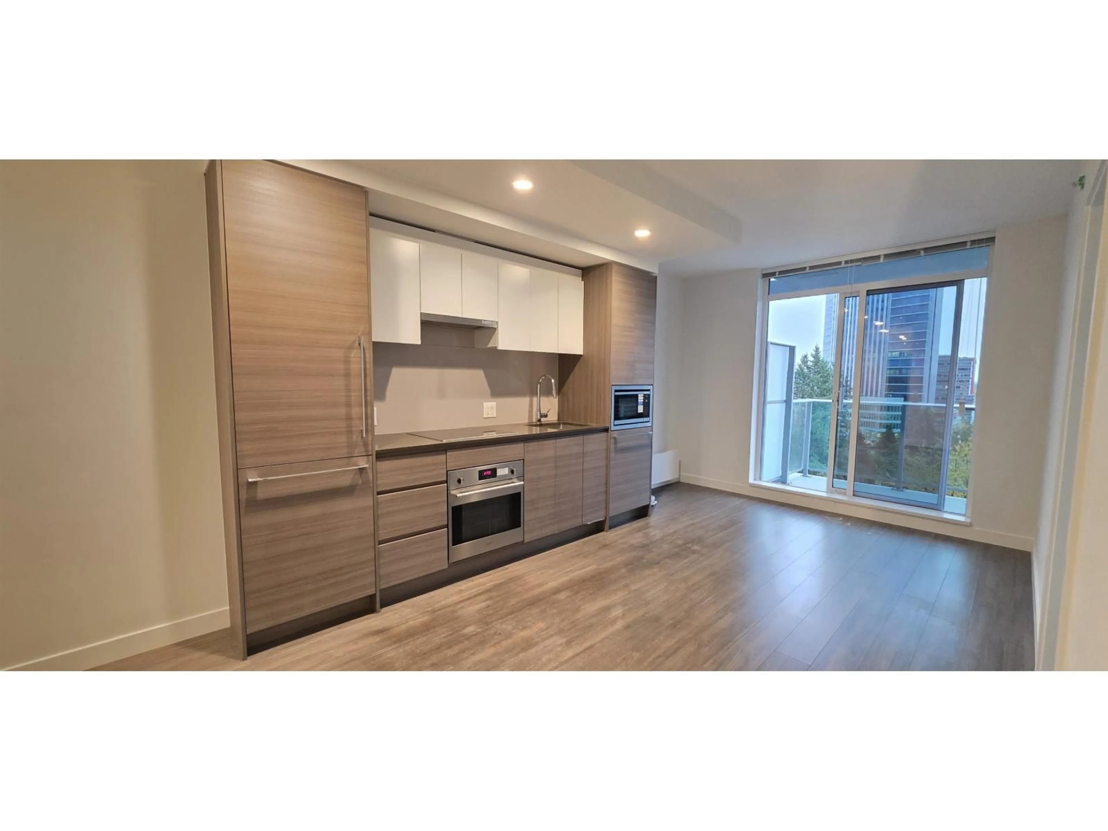 Standard kitchen, wood/laminate floor for 812 - 13655 FRASER HIGHWAY, Surrey British Columbia V3T0P8
