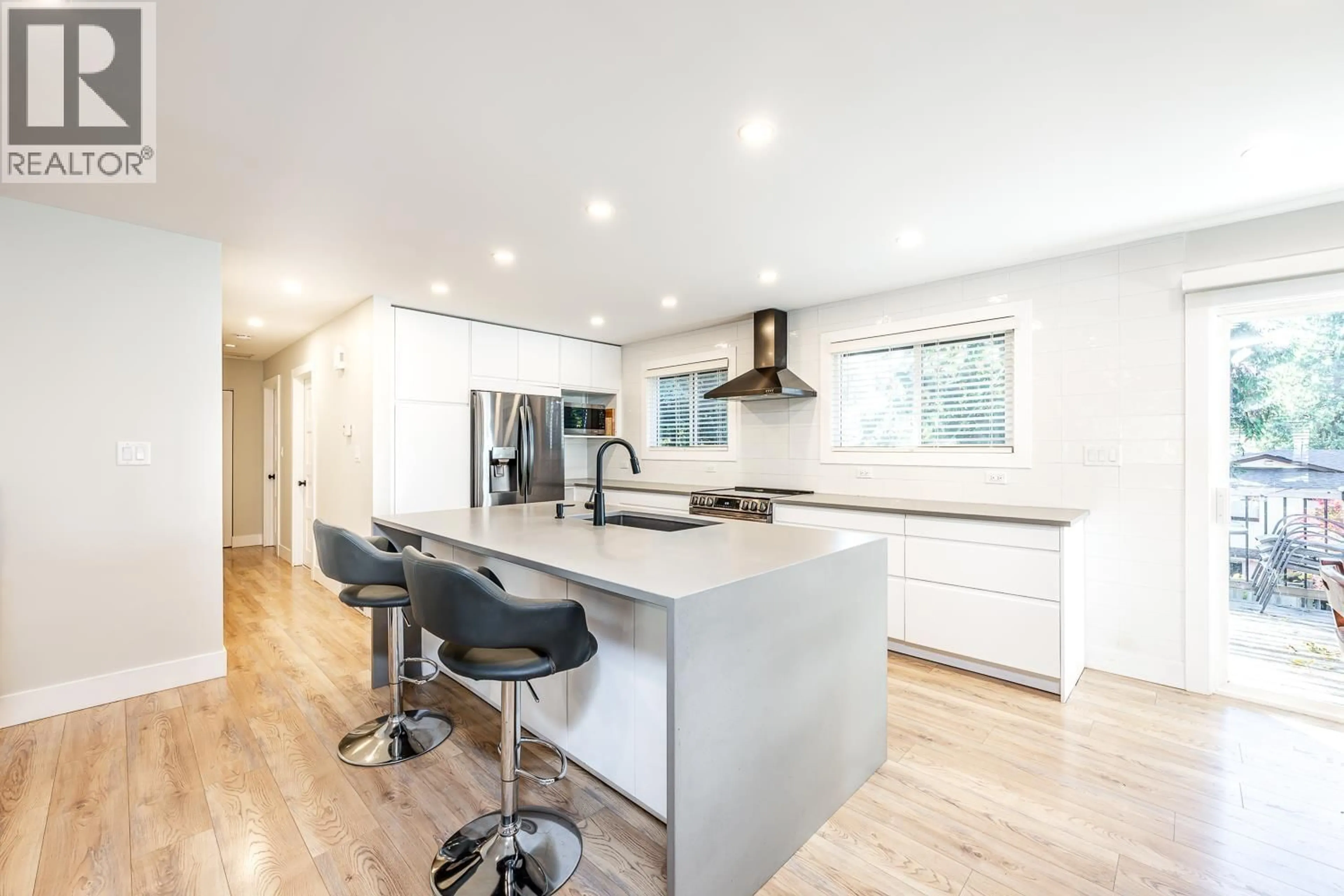Open concept kitchen, unknown for 2548 MONTROSE WAY, Squamish British Columbia V0N1T0