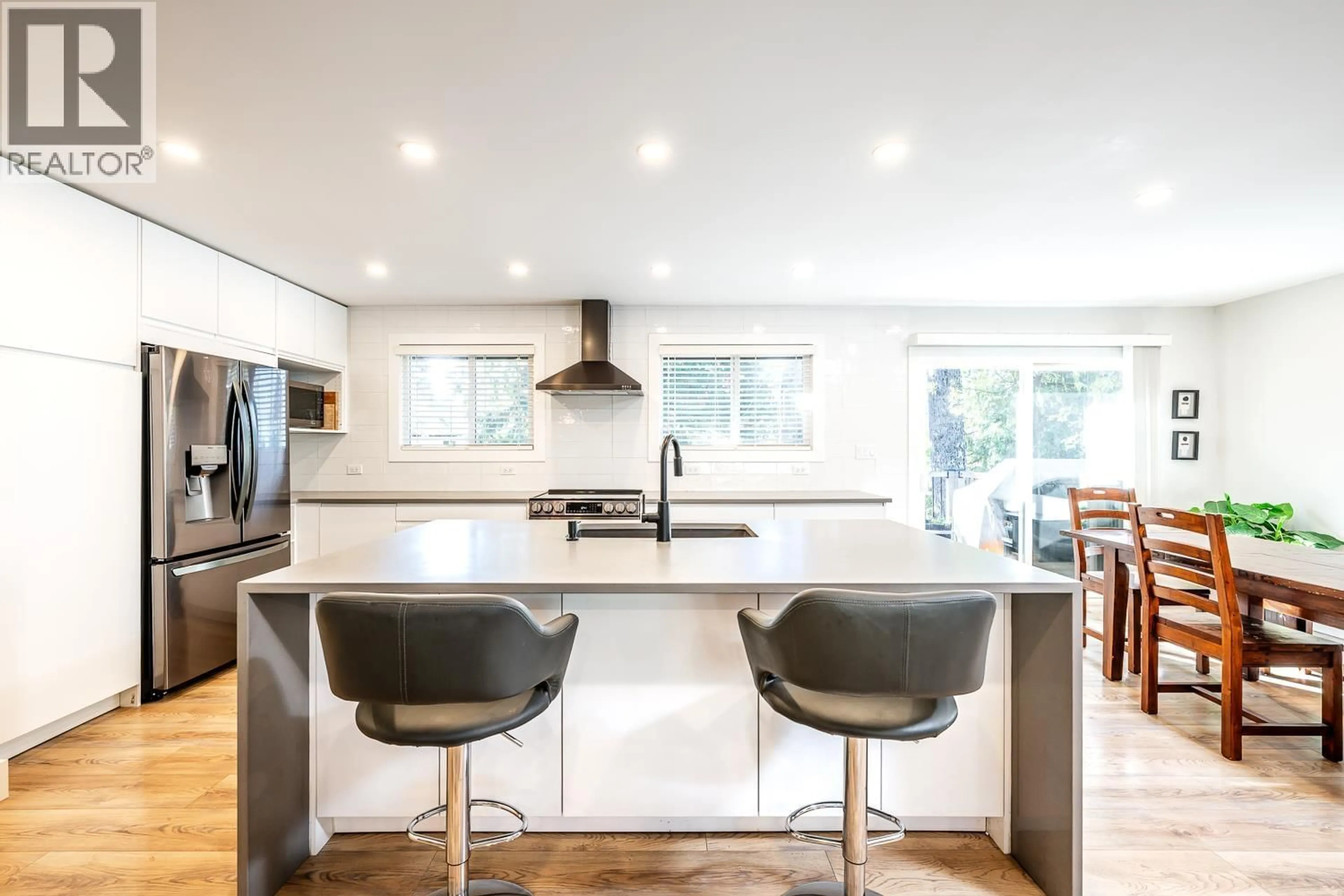 Contemporary kitchen, unknown for 2548 MONTROSE WAY, Squamish British Columbia V0N1T0