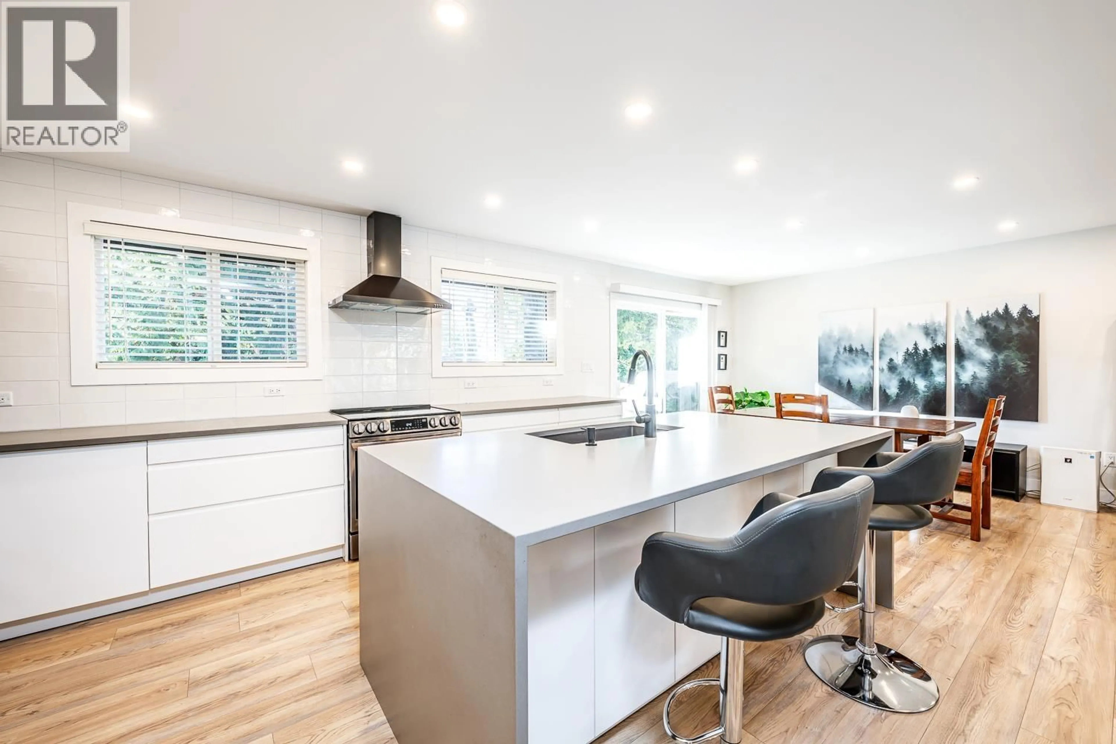 Open concept kitchen, wood/laminate floor for 2548 MONTROSE WAY, Squamish British Columbia V0N1T0
