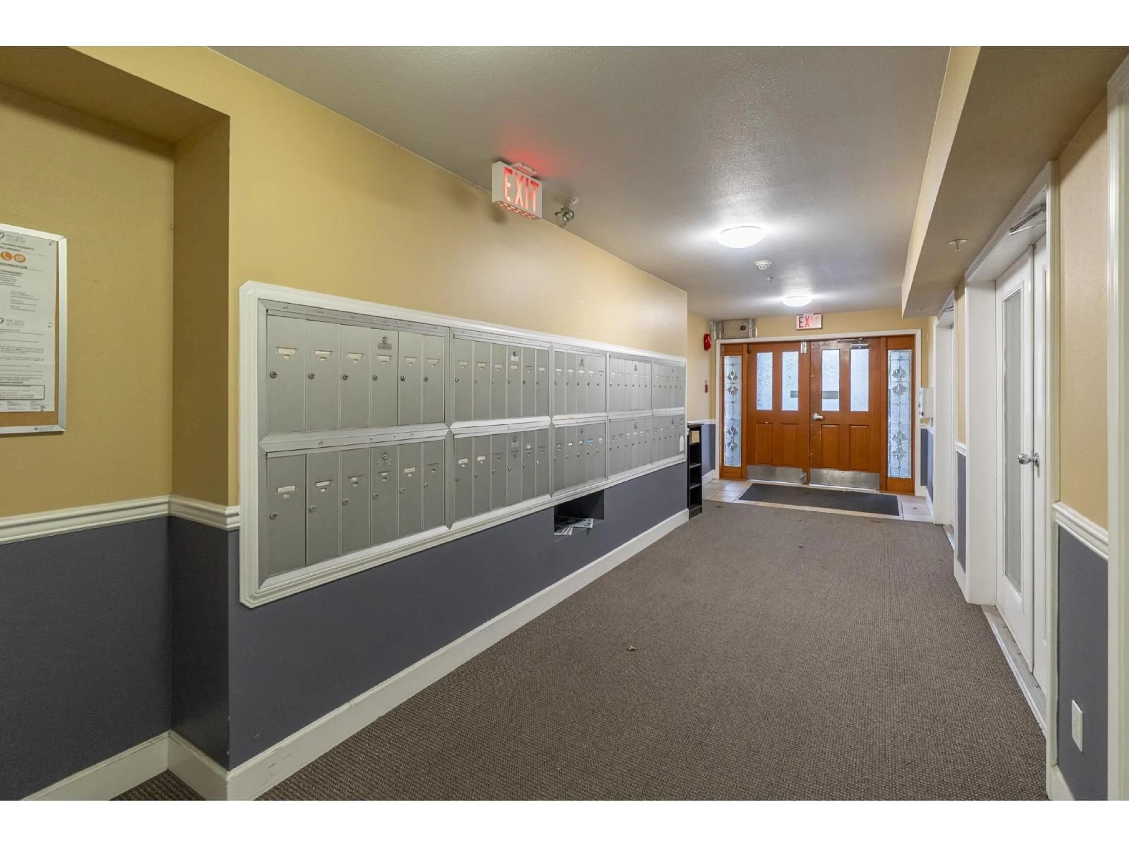 Indoor foyer for 207 - 10186 155, Surrey British Columbia V3R0R6