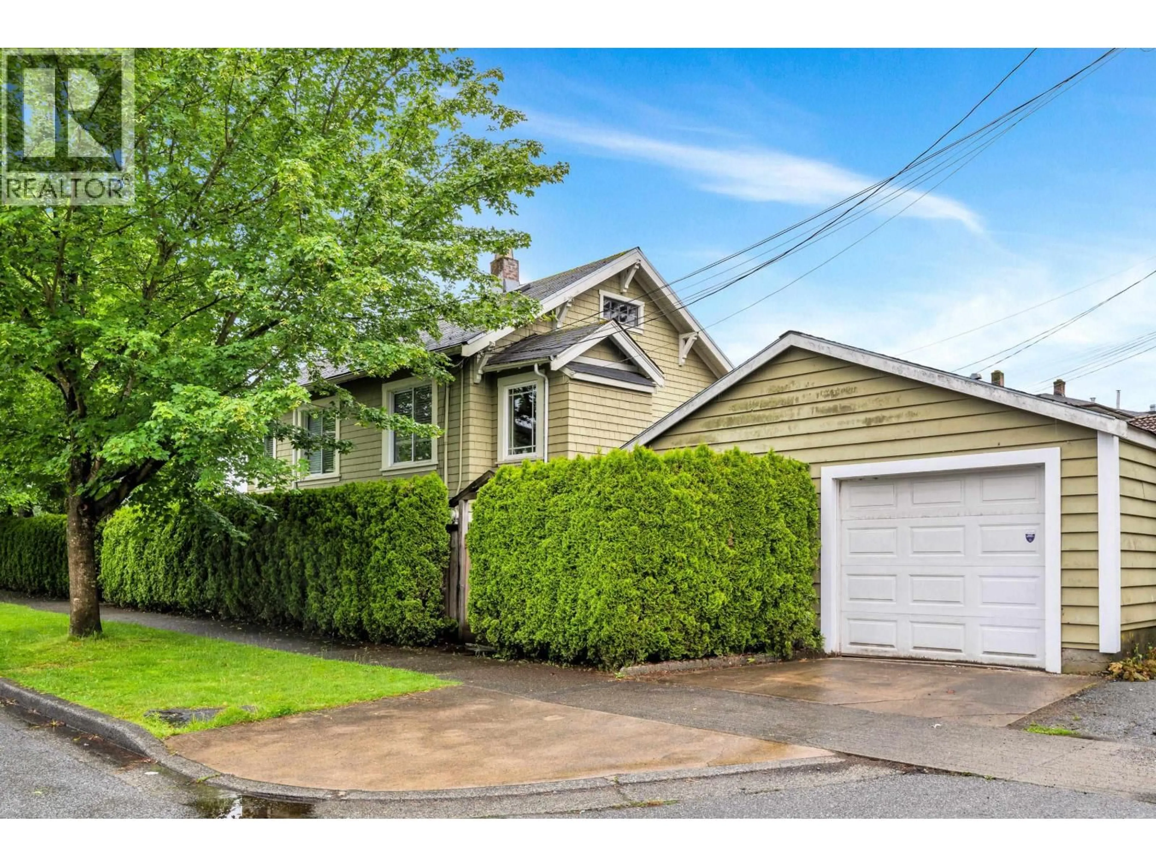 Home with vinyl exterior material, street for 4605 FRASER STREET, Vancouver British Columbia V5V4H1