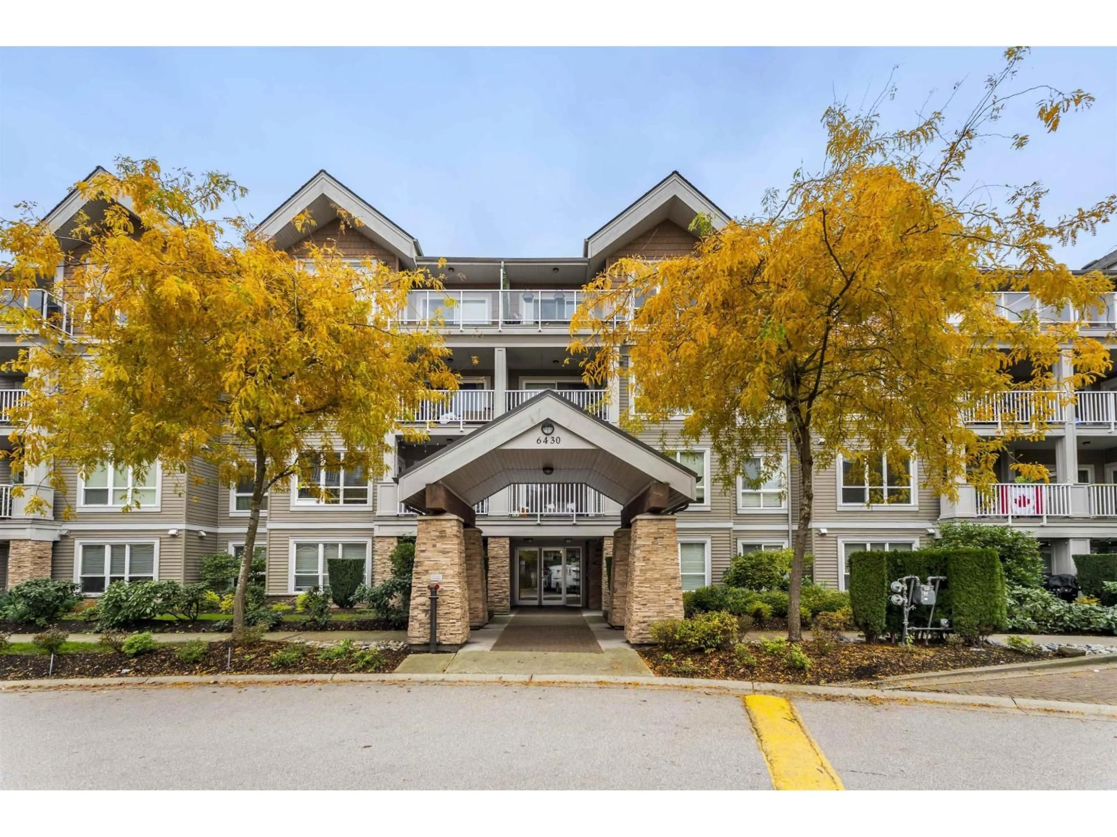 Indoor foyer for 301 - 6430 194, Surrey British Columbia V4N6J7