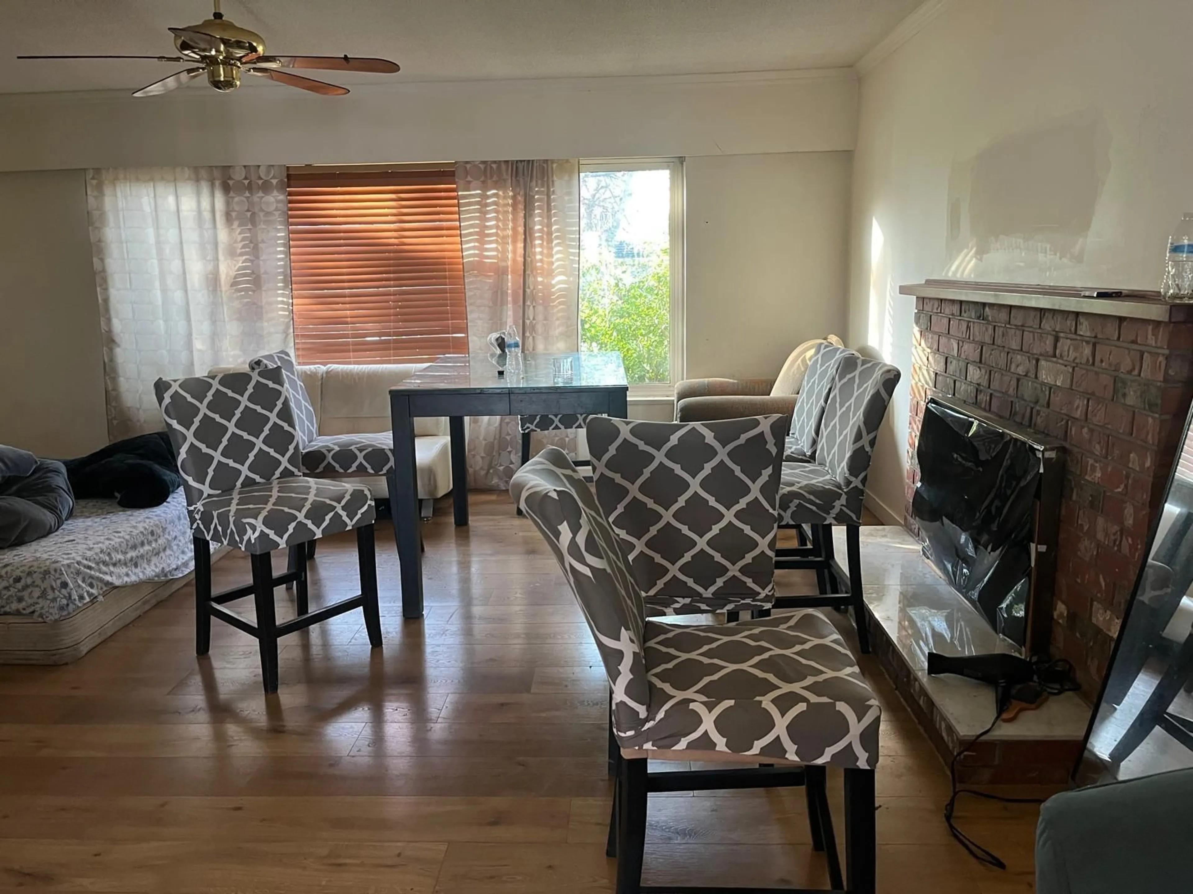 Living room with furniture, wood/laminate floor for 9284 126A STREET, Surrey British Columbia V3V5G2