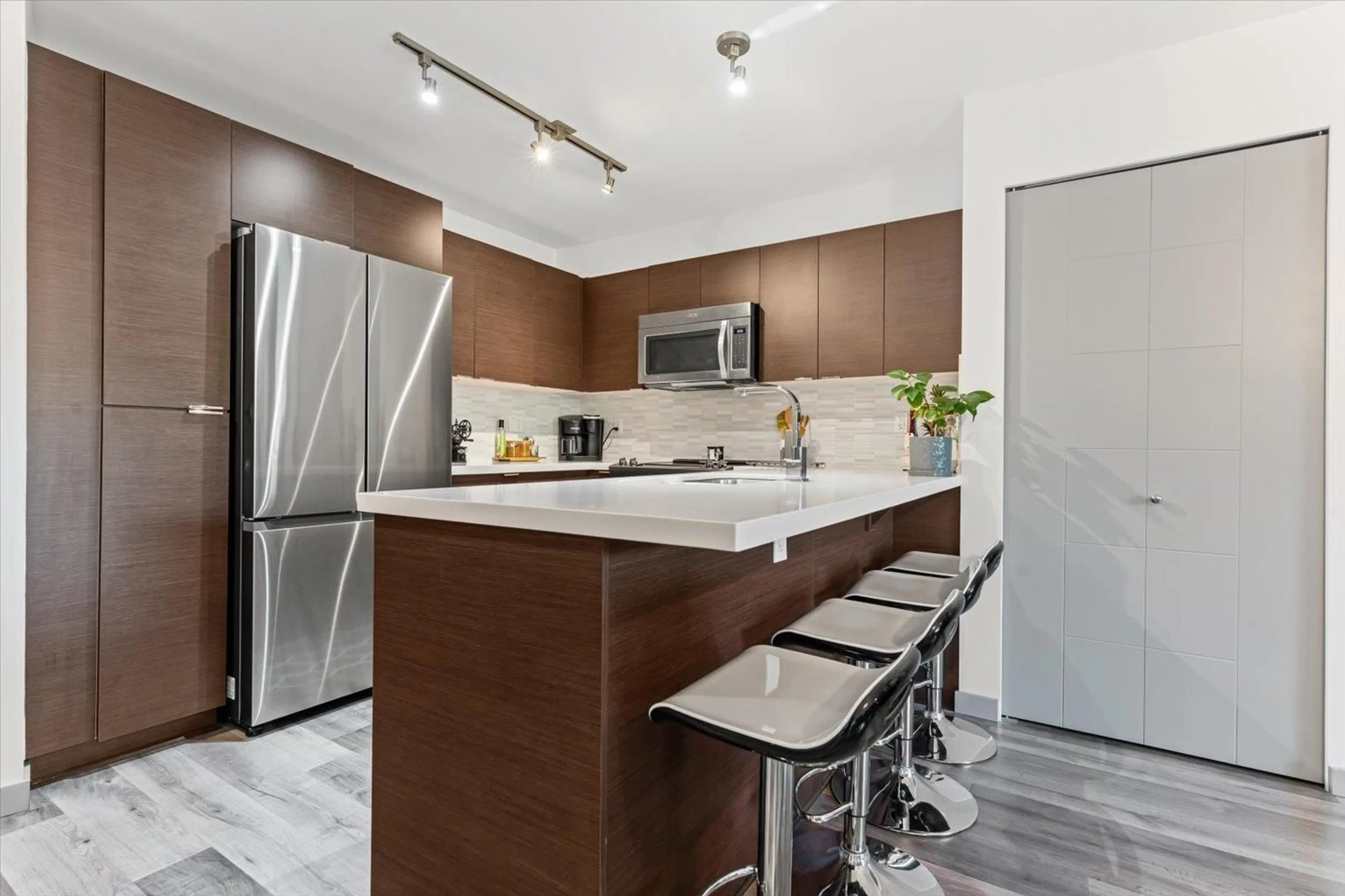 Open concept kitchen, unknown for 202 - 19201 66A, Surrey British Columbia V4N6N7