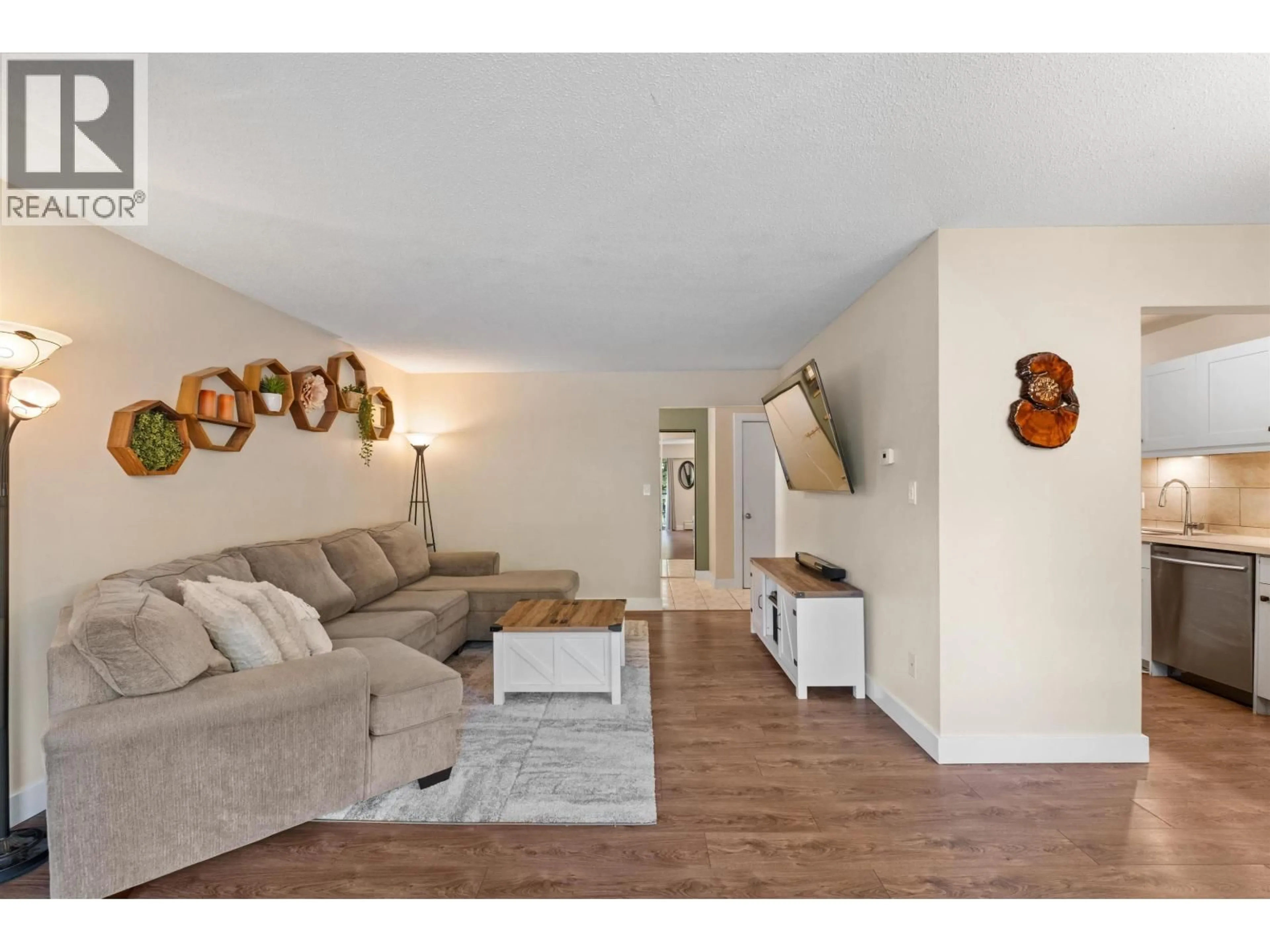 Living room with furniture, wood/laminate floor for 86 - 1050 PREMIER STREET, North Vancouver British Columbia V7J2H2