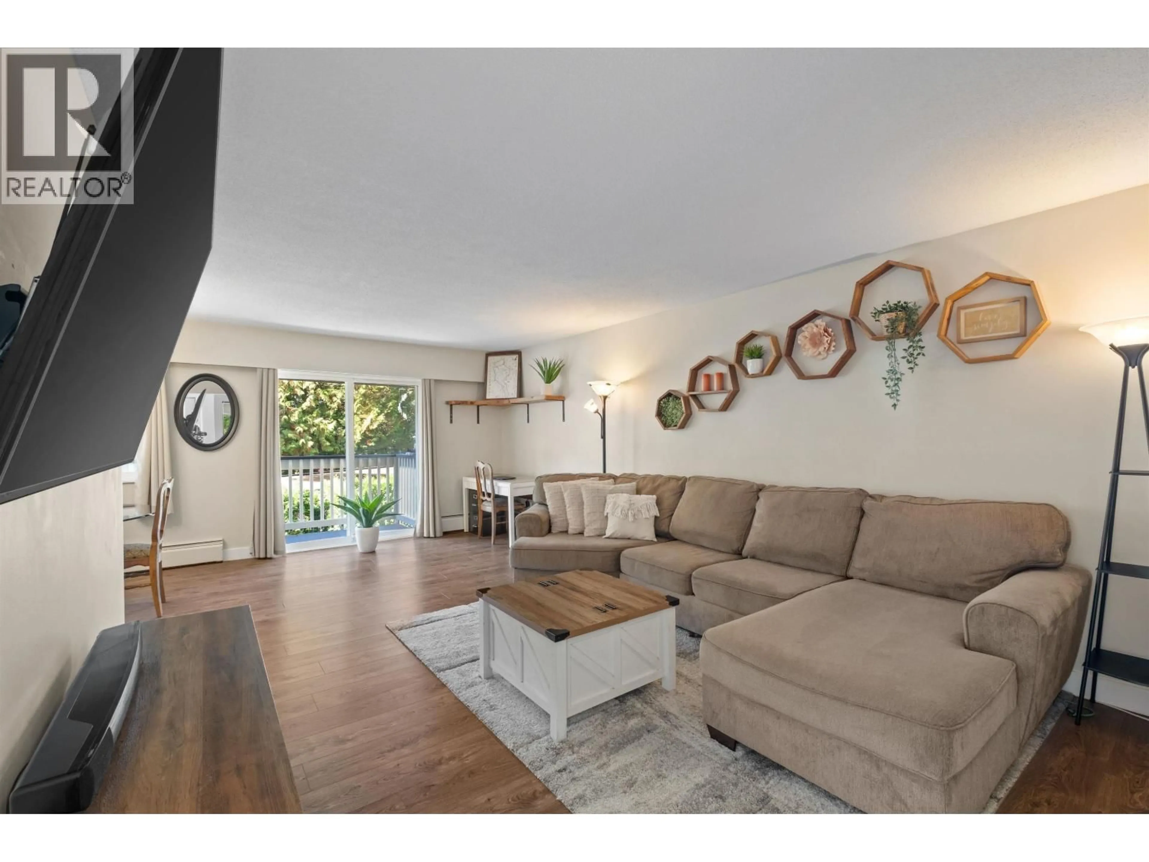 Living room with furniture, wood/laminate floor for 86 - 1050 PREMIER STREET, North Vancouver British Columbia V7J2H2