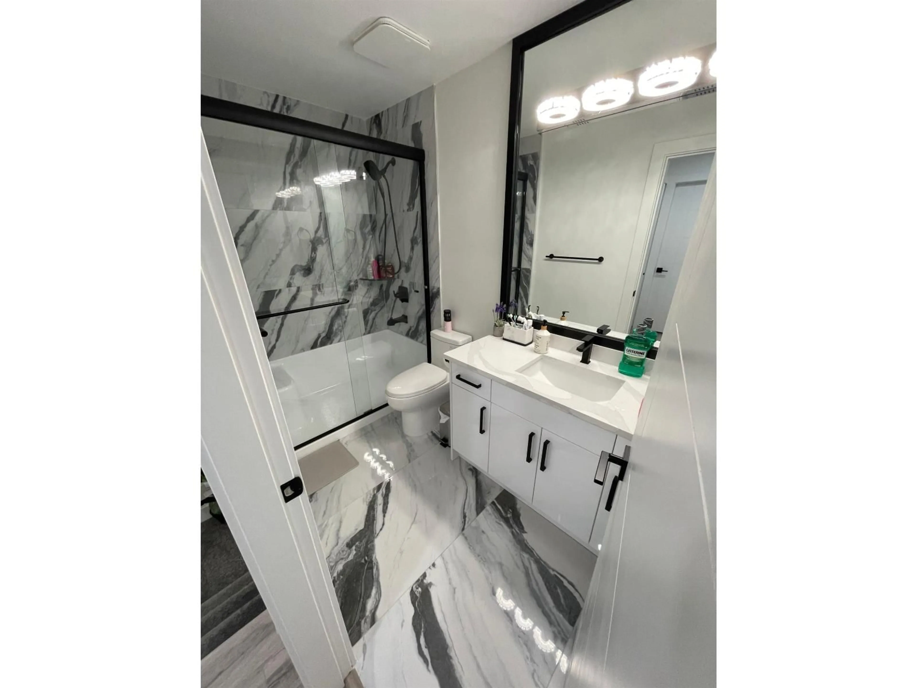 Contemporary bathroom, ceramic/tile floor for 222 - 9462 PRINCE CHARLES, Surrey British Columbia V3V1S6