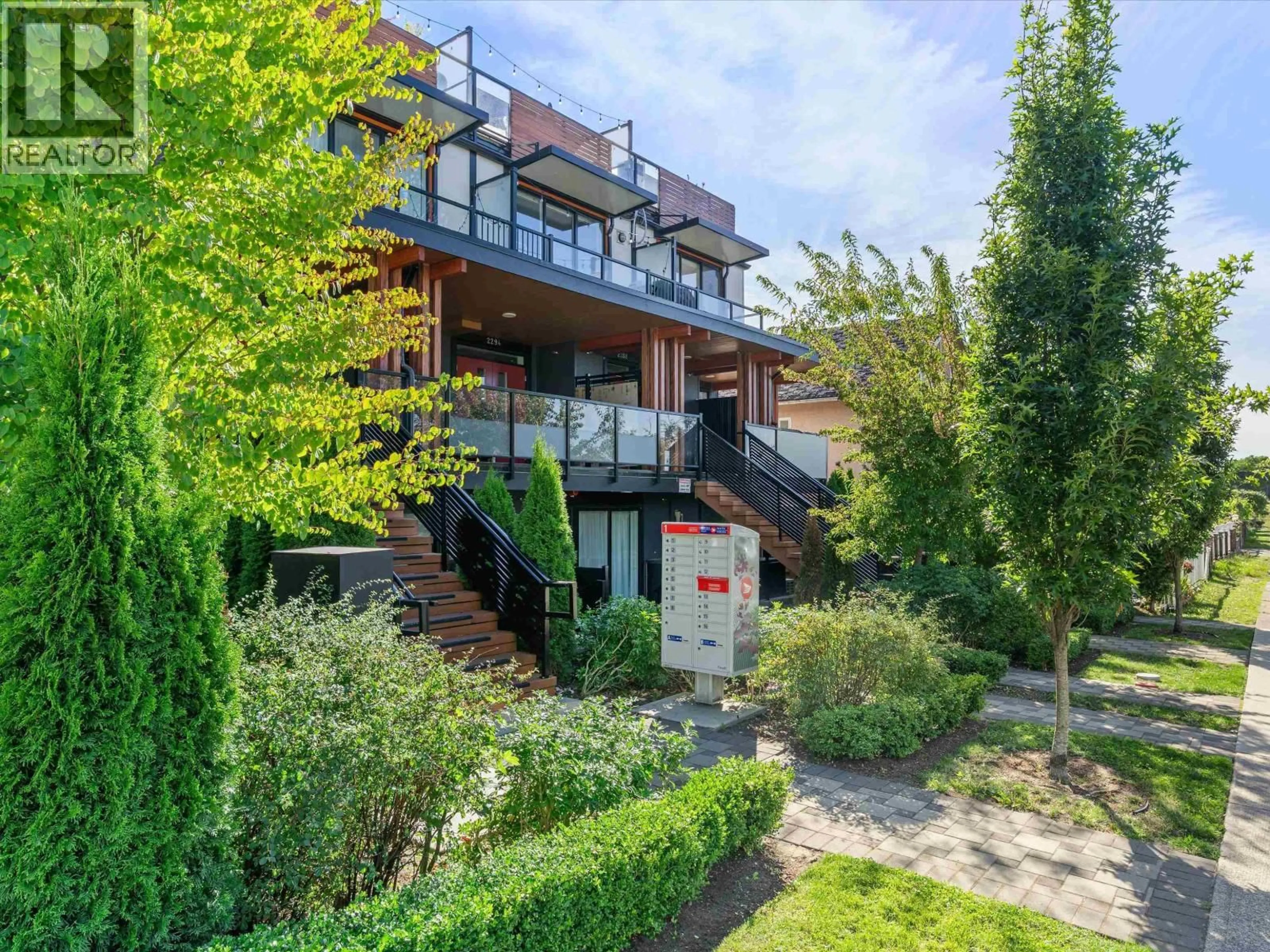 A pic from outside/outdoor area/front of a property/back of a property/a pic from drone, unknown for 2286 33RD AVENUE, Vancouver British Columbia V5N3G1