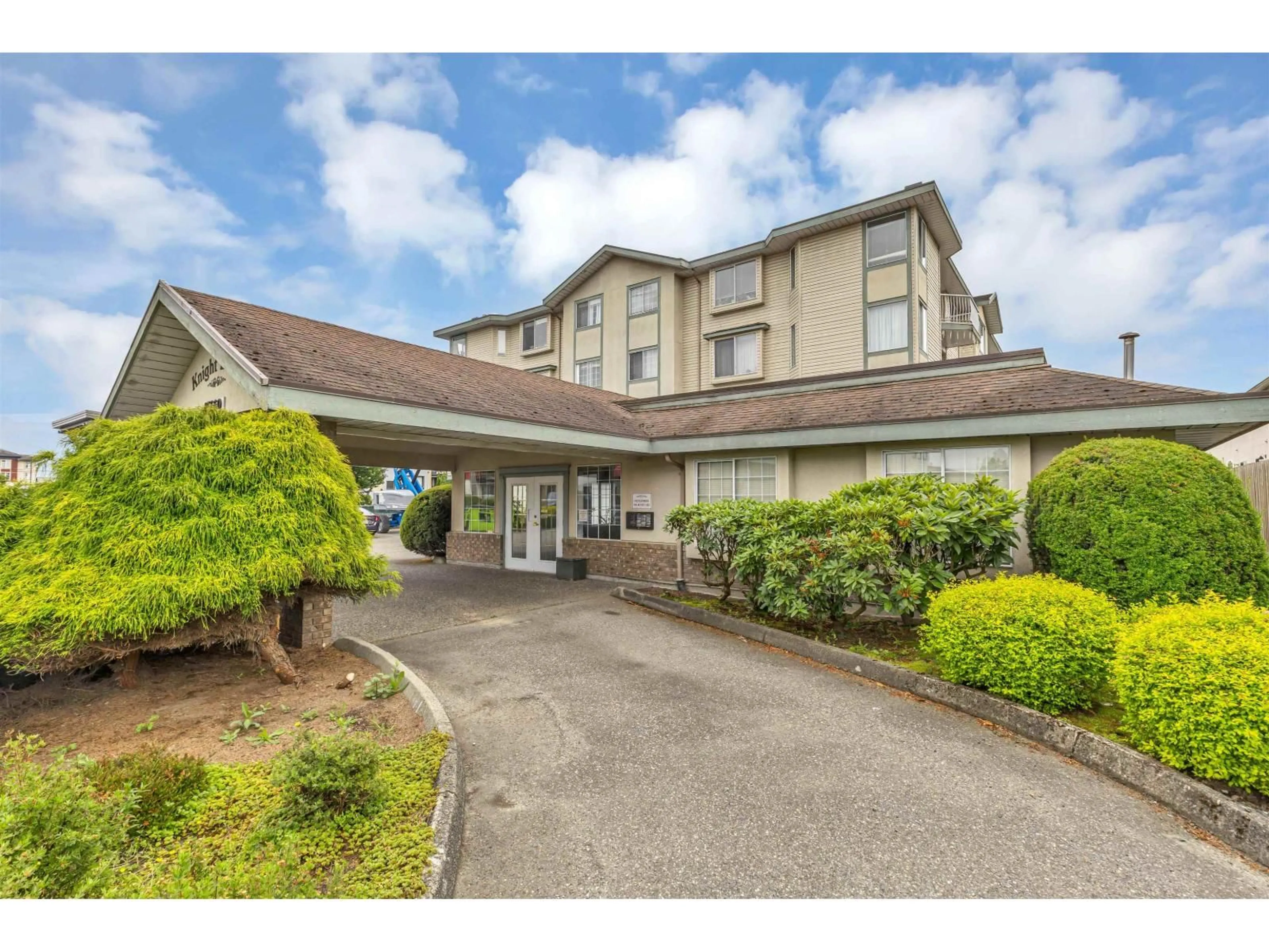 Indoor foyer for 204 - 45660 KNIGHT ROAD, Chilliwack British Columbia V2R2X4