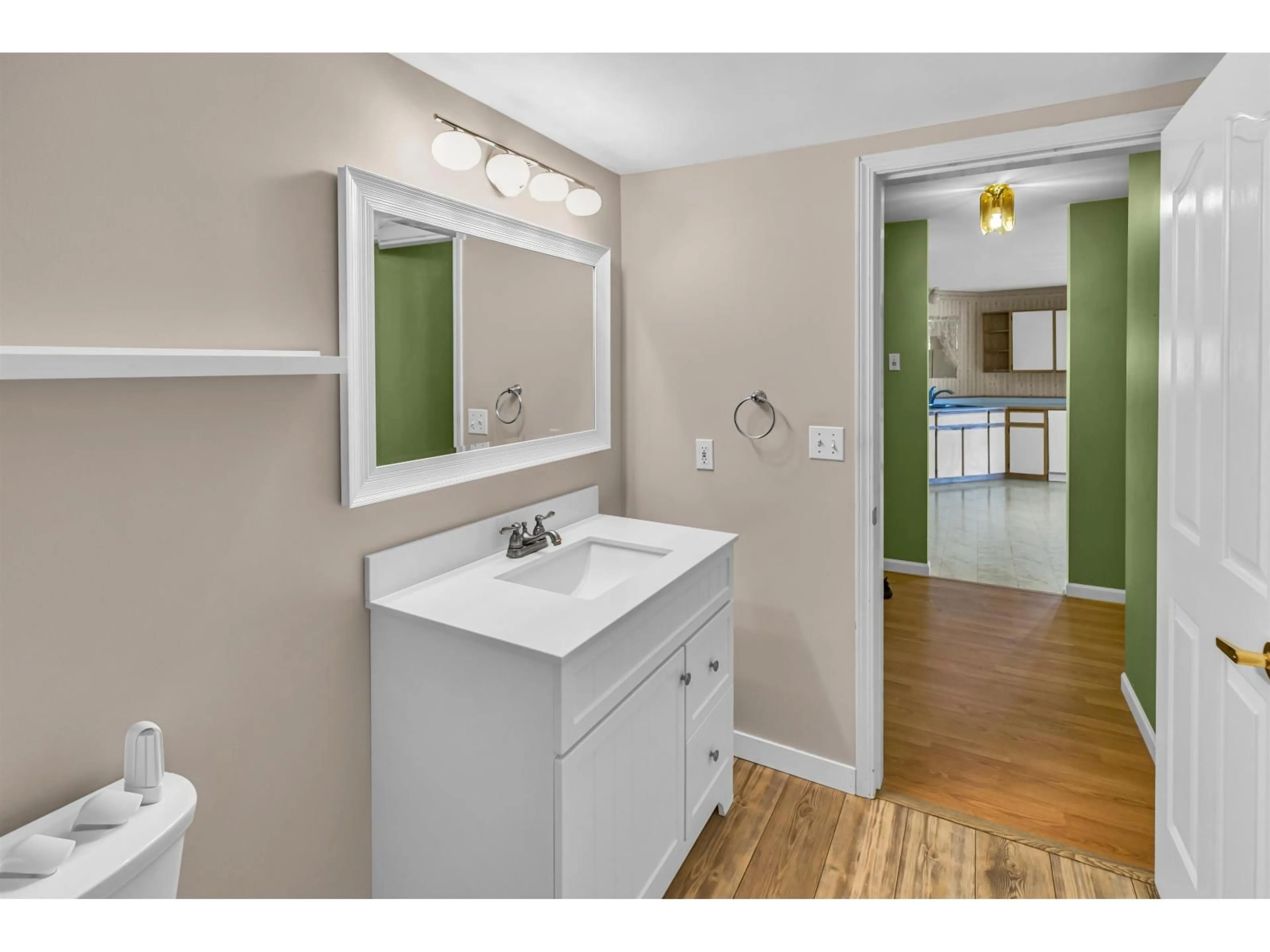 Standard bathroom, unknown for 204 - 45660 KNIGHT ROAD, Chilliwack British Columbia V2R2X4