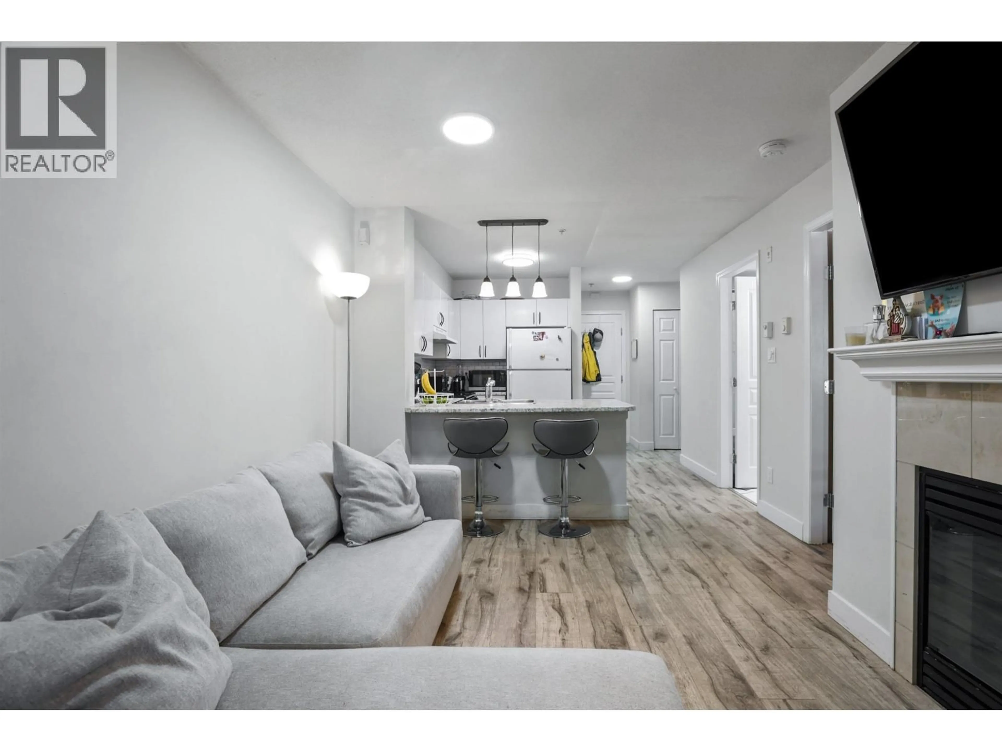 Open concept kitchen, wood/laminate floor for 203 - 3278 HEATHER STREET, Vancouver British Columbia V5Z4R9