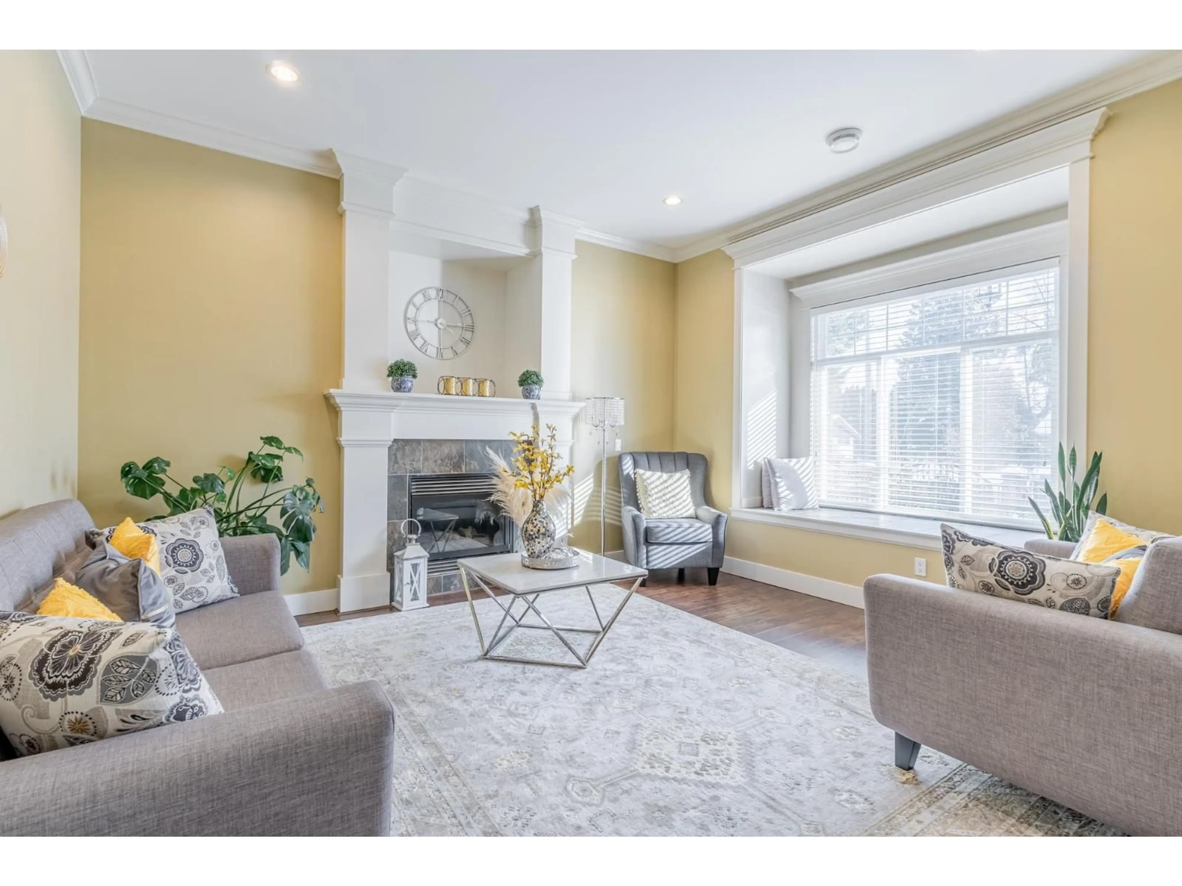 Living room with furniture, unknown for 15833 108, Surrey British Columbia V4N1J8