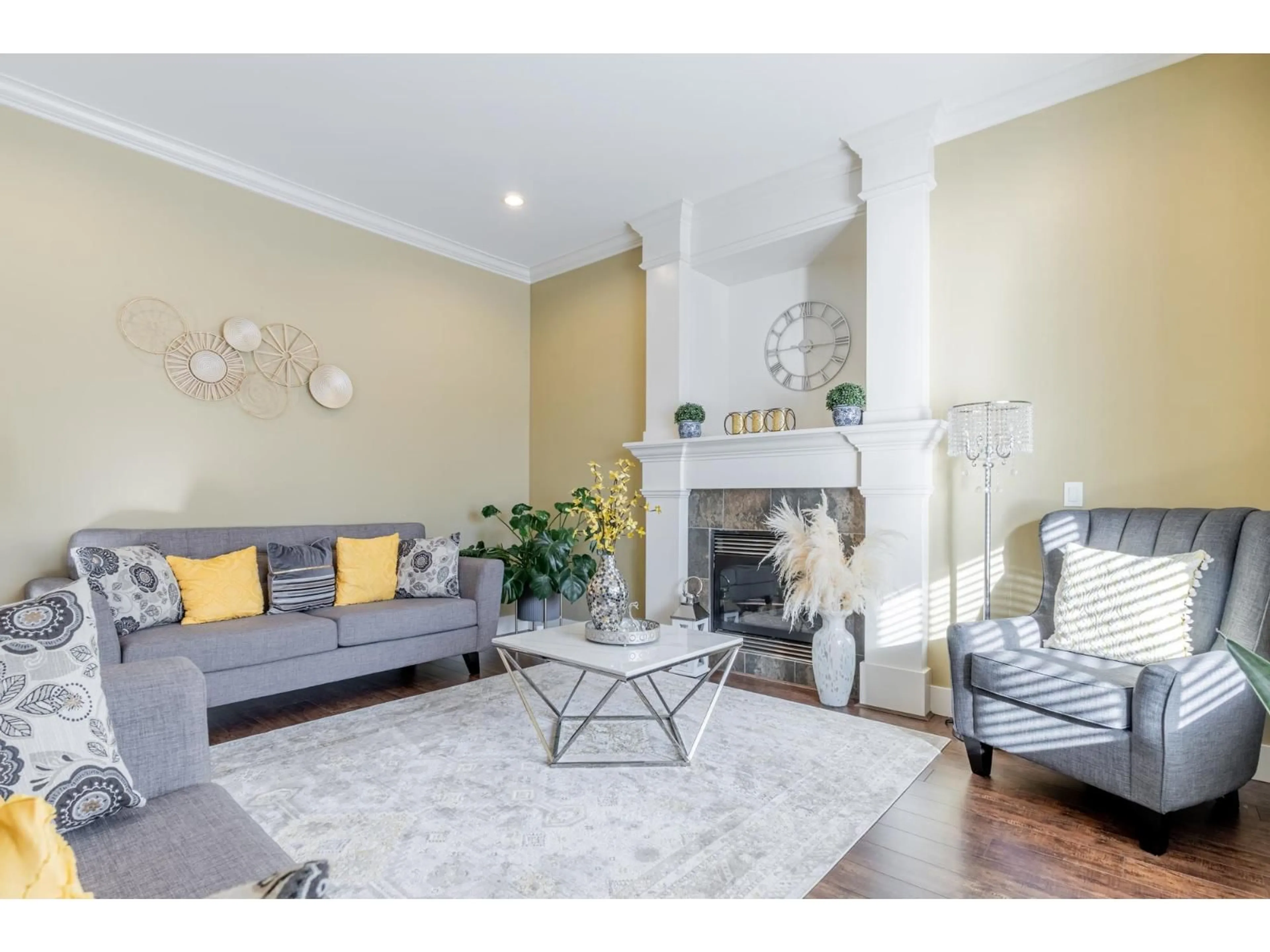 Living room with furniture, unknown for 15833 108, Surrey British Columbia V4N1J8