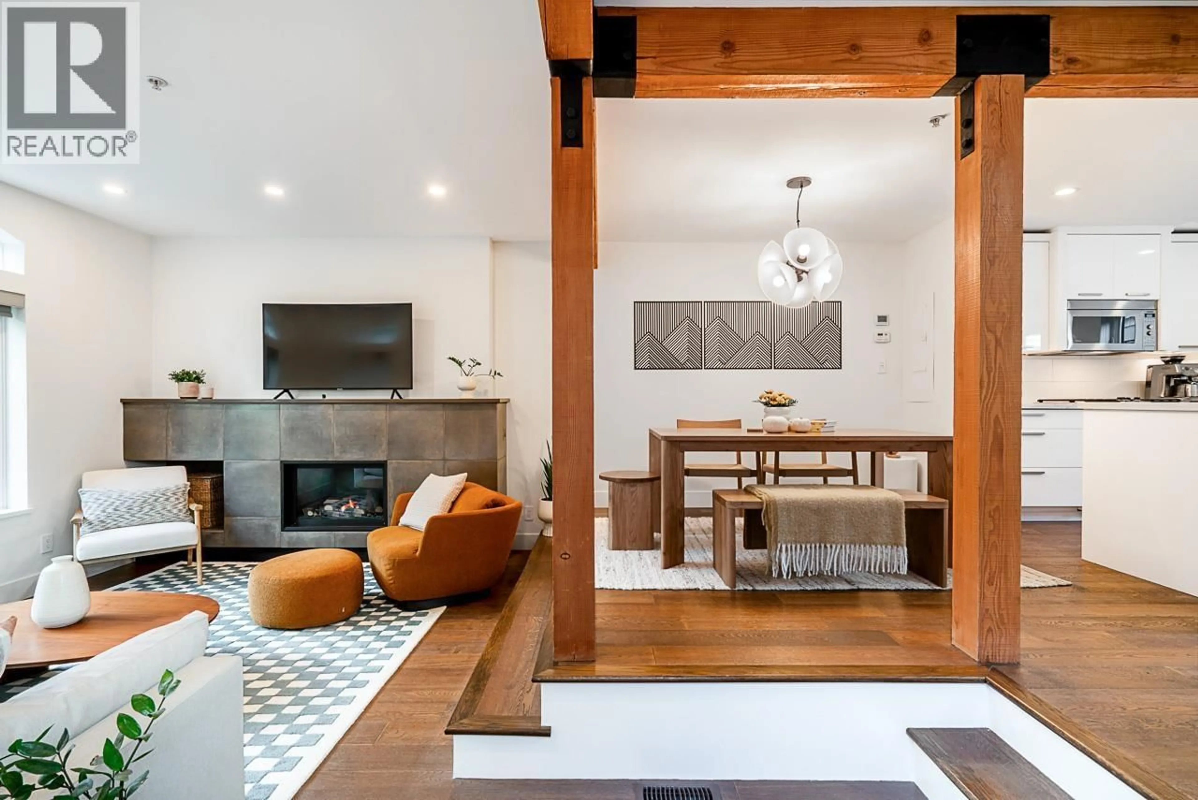 Living room with furniture, unknown for 1915 TEMPLETON DRIVE, Vancouver British Columbia V5N4V9