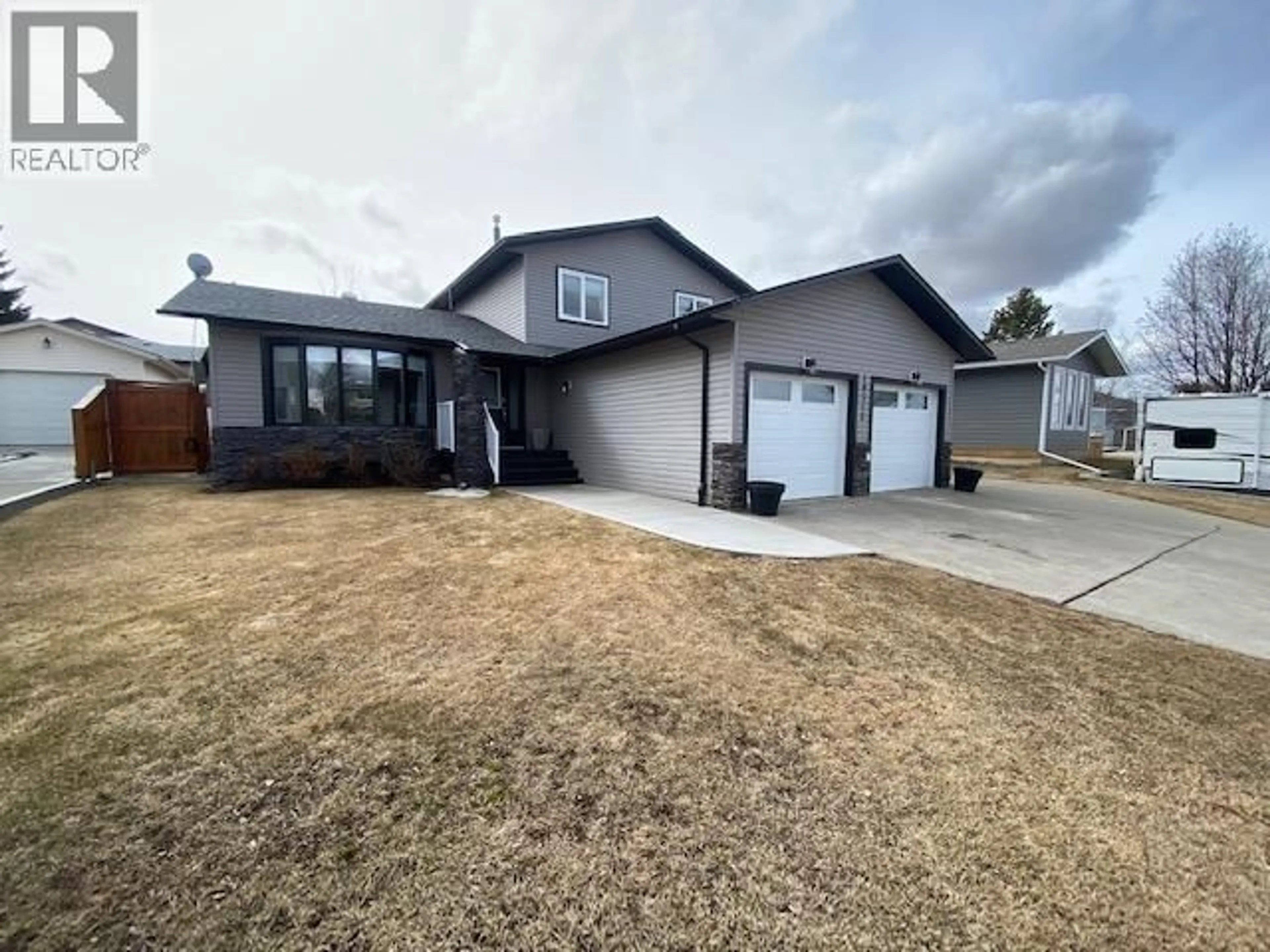 Home with vinyl exterior material, street for 10515 114 AVENUE, Fort St. John British Columbia V1J6H7