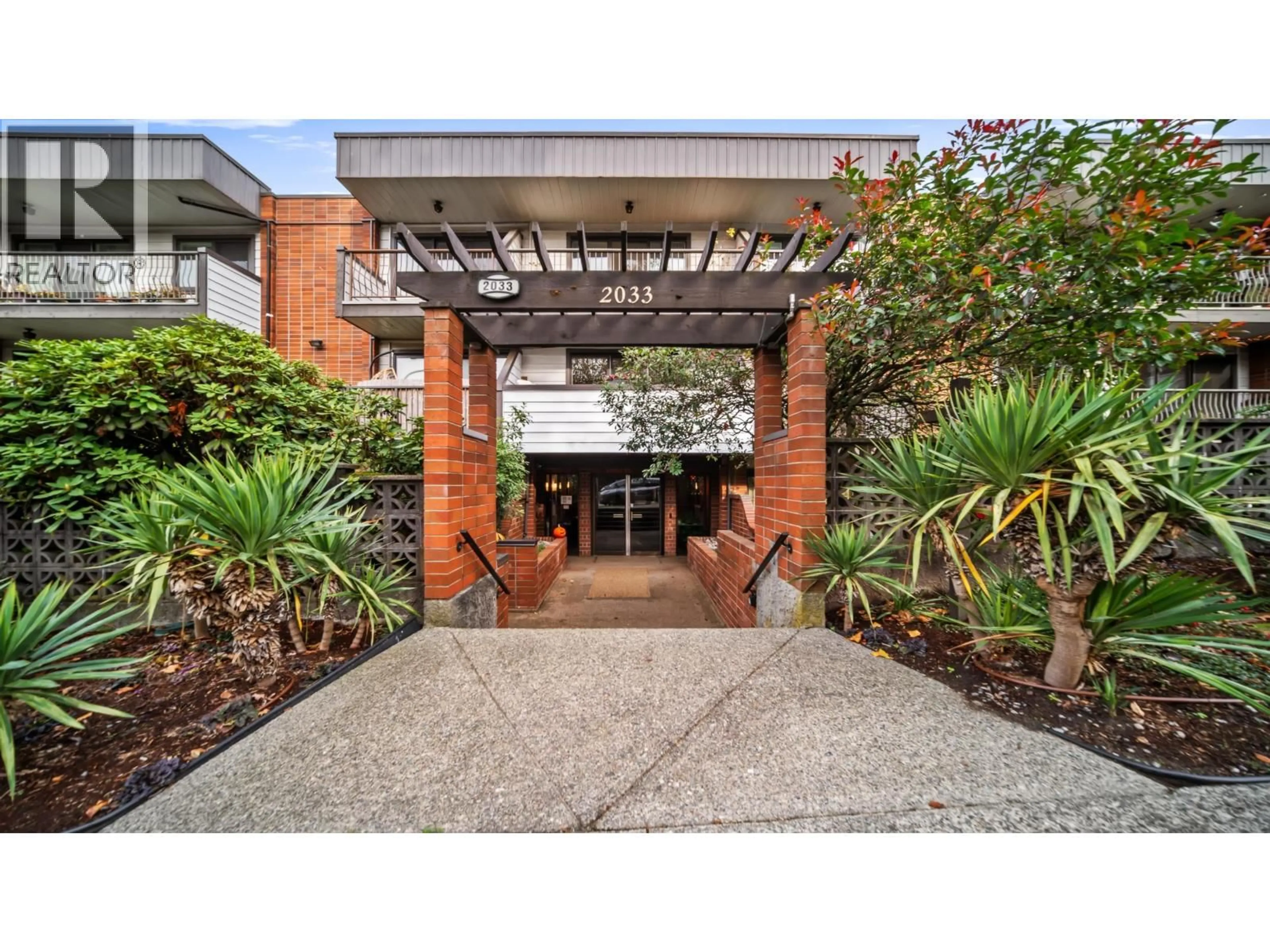 Indoor foyer for 229 - 2033 TRIUMPH STREET, Vancouver British Columbia V5L4X3