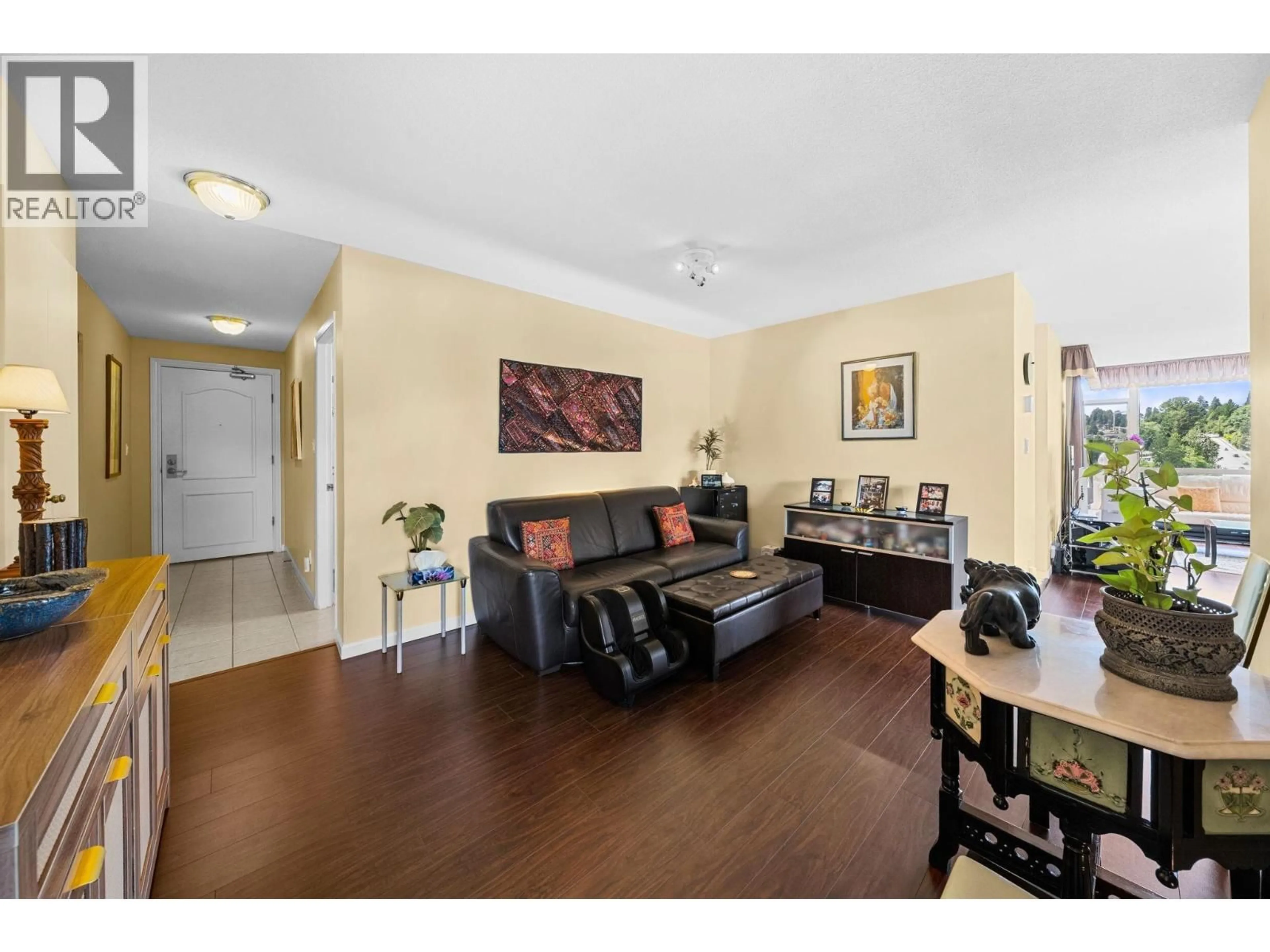 Living room with furniture, wood/laminate floor for 1106 - 1327 KEITH ROAD, North Vancouver British Columbia V7J3T5