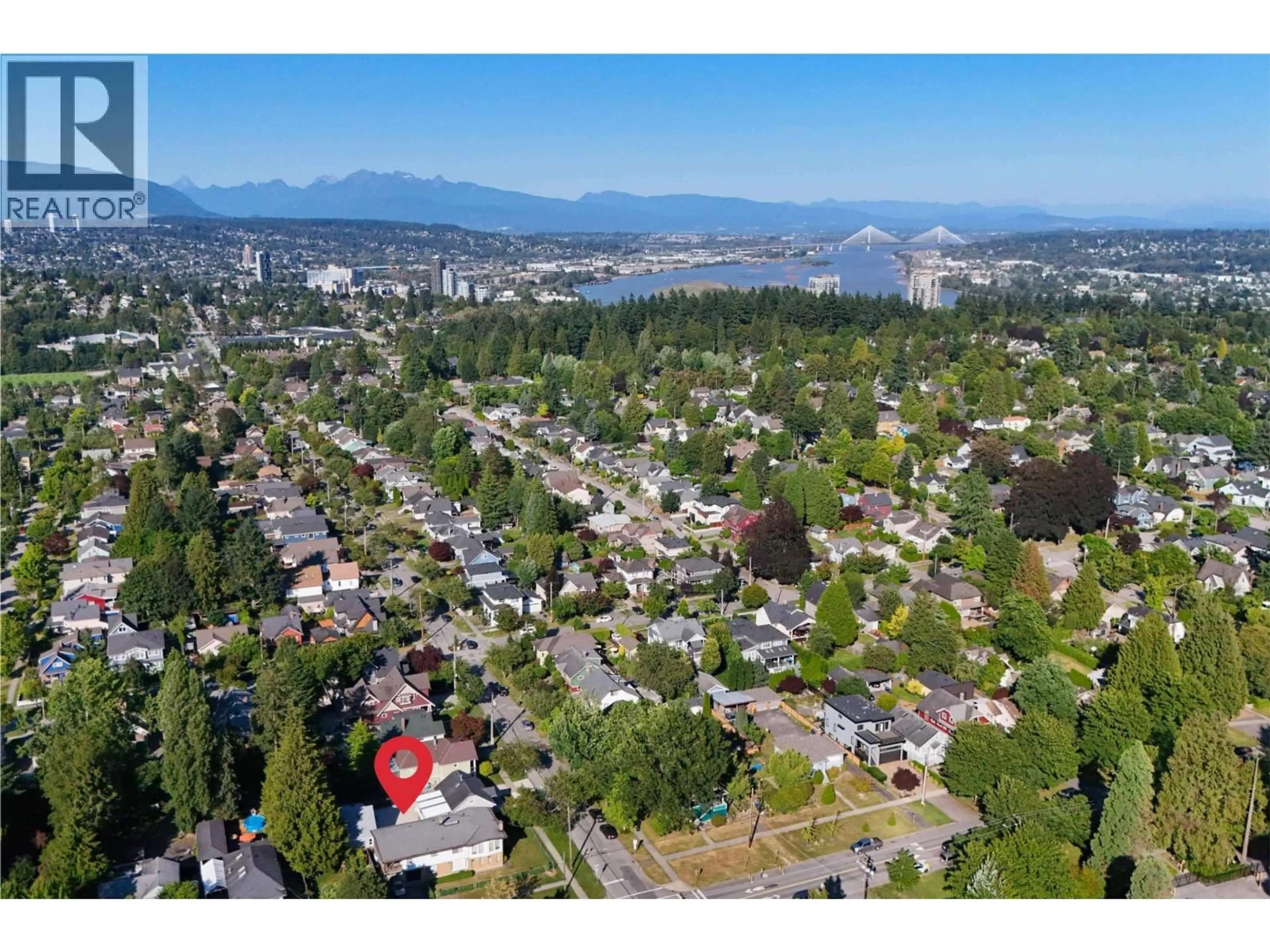 A pic from outside/outdoor area/front of a property/back of a property/a pic from drone, mountain view for 413 SEVENTH AVENUE, New Westminster British Columbia V3L1W6